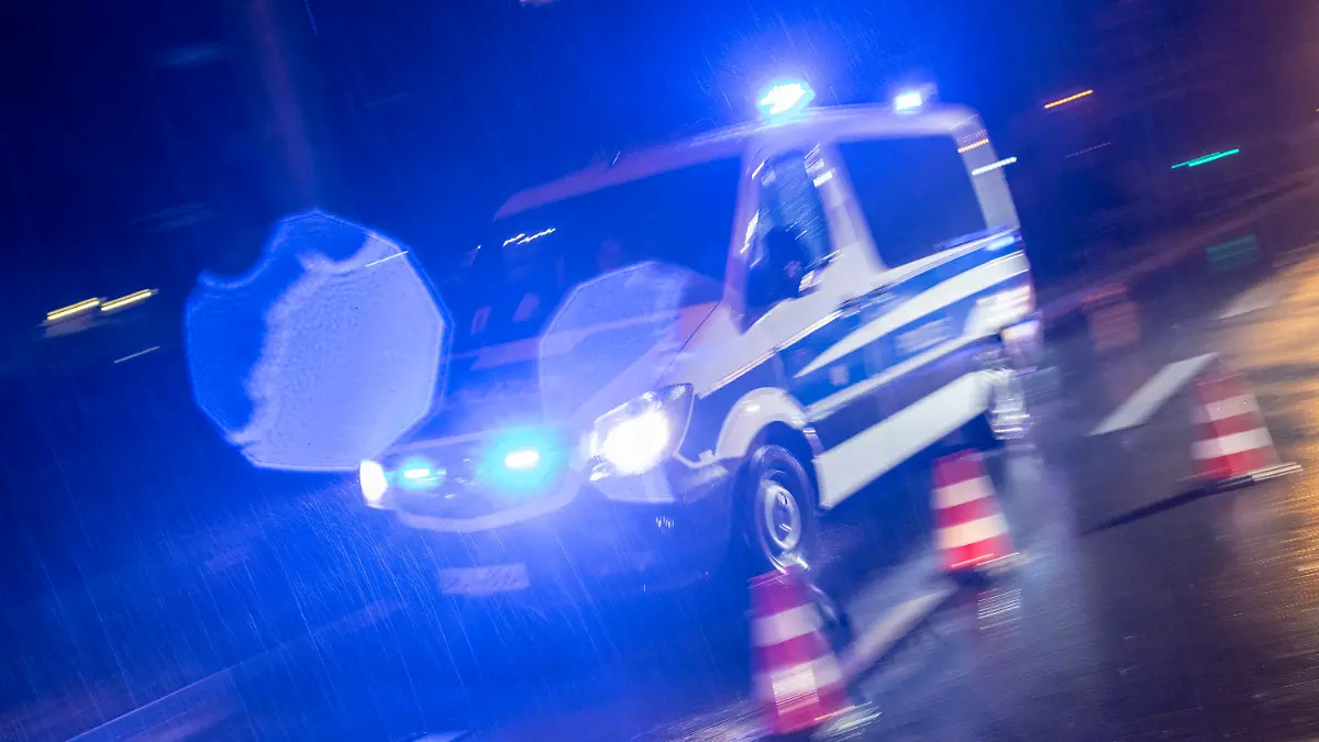 ARCHIV - 23.11.2018, Baden-Württemberg, Freiburg: Ein Polizeifahrzeug fährt bei einer Schwerpunktkontrolle mit Blaulicht durch den Regen. Nach schweren Verbrechen in und um Freiburg haben Land und Stadt 2017 die erste Sicherheitspartnerschaft im Südwesten gestartet. Sie bringt mehr Polizisten und Kontrollen nach Freiburg und hat die Zahl der Verbrechen gesenkt. Foto: Patrick Seeger/dpa +++ dpa-Bildfunk +++