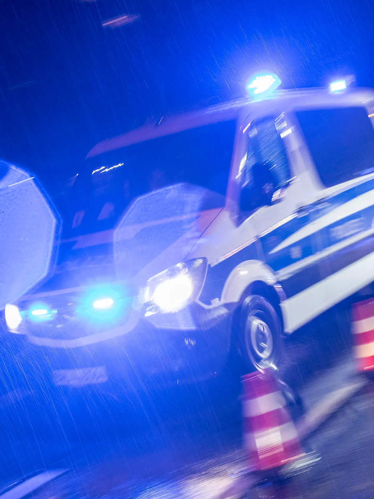 ARCHIV - 23.11.2018, Baden-Württemberg, Freiburg: Ein Polizeifahrzeug fährt bei einer Schwerpunktkontrolle mit Blaulicht durch den Regen. Nach schweren Verbrechen in und um Freiburg haben Land und Stadt 2017 die erste Sicherheitspartnerschaft im Südwesten gestartet. Sie bringt mehr Polizisten und Kontrollen nach Freiburg und hat die Zahl der Verbrechen gesenkt. Foto: Patrick Seeger/dpa +++ dpa-Bildfunk +++