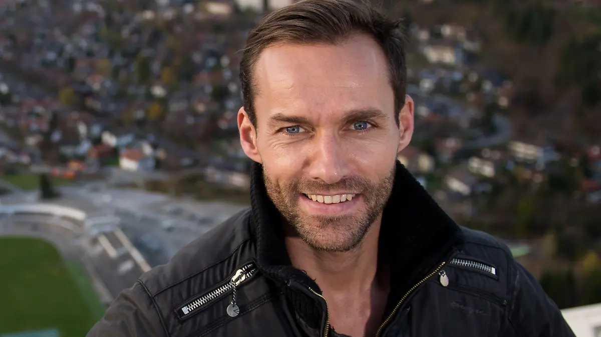 ARCHIV - 07.11.2013, Bayern, Garmisch-Patenkirchen: Der frühere Skispringer Sven Hannawald steht auf der obersten Plattform der Skisprungschanze. Der frühere Vierschanzentournee-Sieger ist ein klarer Befürworter einer Skisprung-Tournee für Frauen. Die Einführung des Schanzenspektakels sei «ein absolutes Muss», sagte der 46-Jährige am Sonntag (03.01.2021) in der ARD. Foto: Peter Kneffel/dpa +++ dpa-Bildfunk +++