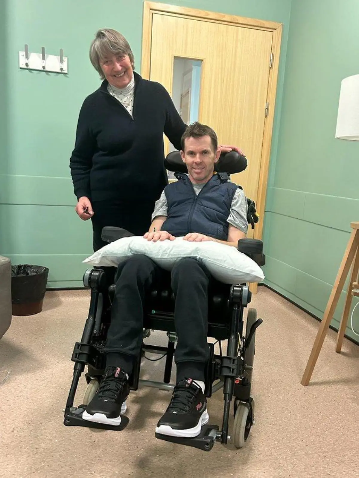 Graham Lee meldet sich nach seinem Horror-Sturz aus dem Krankenhaus.