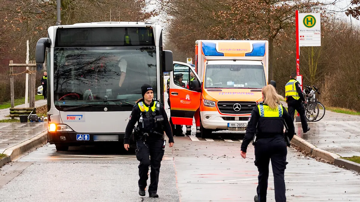 Einsatzkräfte stehen im Stadtteil Neuallermöhe an einer Unfallstelle. Bei einem Unfall mit einem Linienbus ist am Nachmittag ein 10 Jahre alter Junge tödlich verletzt worden.