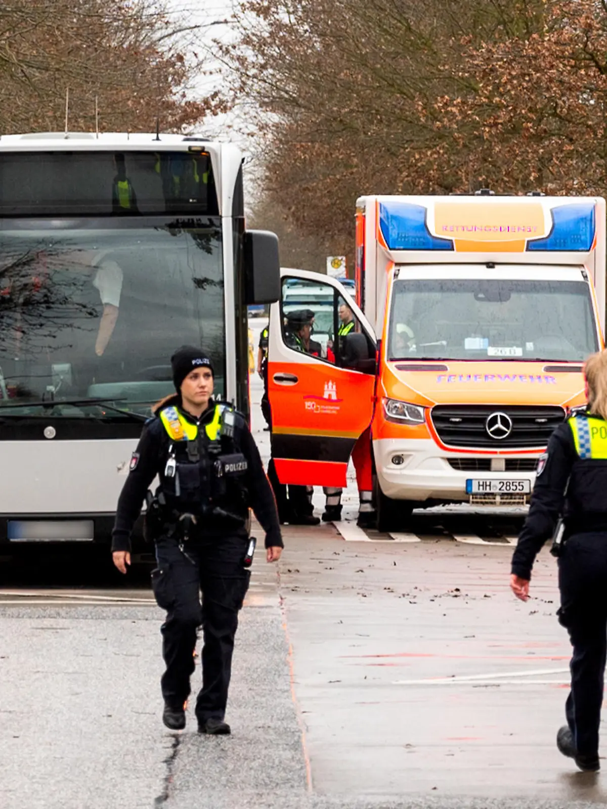 Einsatzkräfte stehen im Stadtteil Neuallermöhe an einer Unfallstelle. Bei einem Unfall mit einem Linienbus ist am Nachmittag ein 10 Jahre alter Junge tödlich verletzt worden.