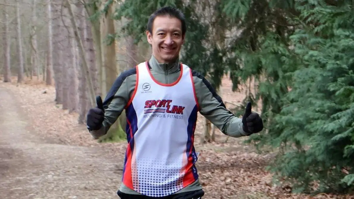 SONDERKONDITIONEN: PREISABSPRACHE! *EXCLUSIVE* 
Dick Cheung. Photo released February 13 2024. See SWNS story SWLSmarathon. A normally super-fit runner completed a gruelling half-marathon - only to discover he had had suffered a serious heart attack at the start.Dick Cheung, 48, was warming up for the 13 mile race when he felt ill and collapsed to the ground where he lay passed out for 20 seconds.The keen runner was helped to his feet by fellow competitors and despite feeling dazed and confused shrugged off it off and took part in the event.Mr Cheung went on to complete the Peterborough Half Marathon in a time of just over one hour and 35 minutes but now realises he is lucky to be alive.
 / action press