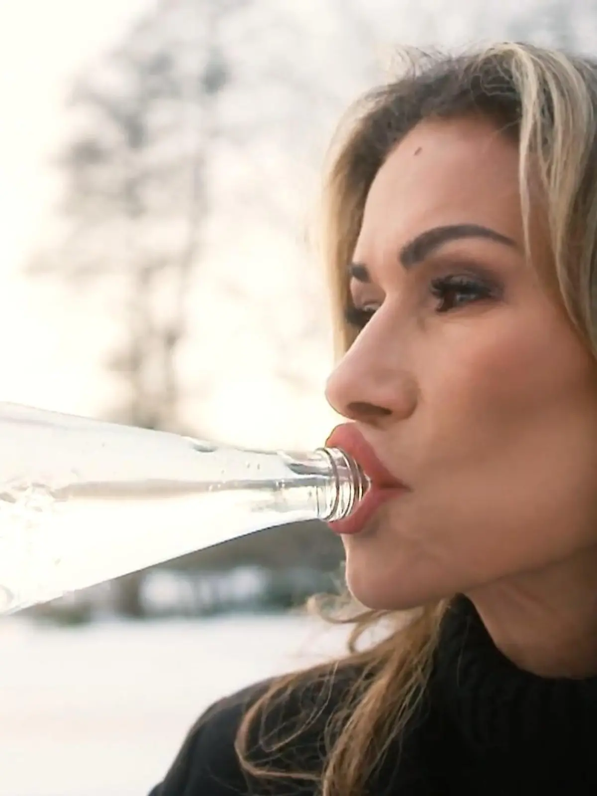 Schauspielerin Yasmina Filali hat einen Monat lang NUR und auch sehr viel Wasser getrunken. Es ist ihr nicht leicht gefallen. Aber der Verzicht auf Kaffee und Co. soll sich positiv auf die Haut auswirken. Ob sich die Qual am Ende gelohnt hat, seht ihr im Video.