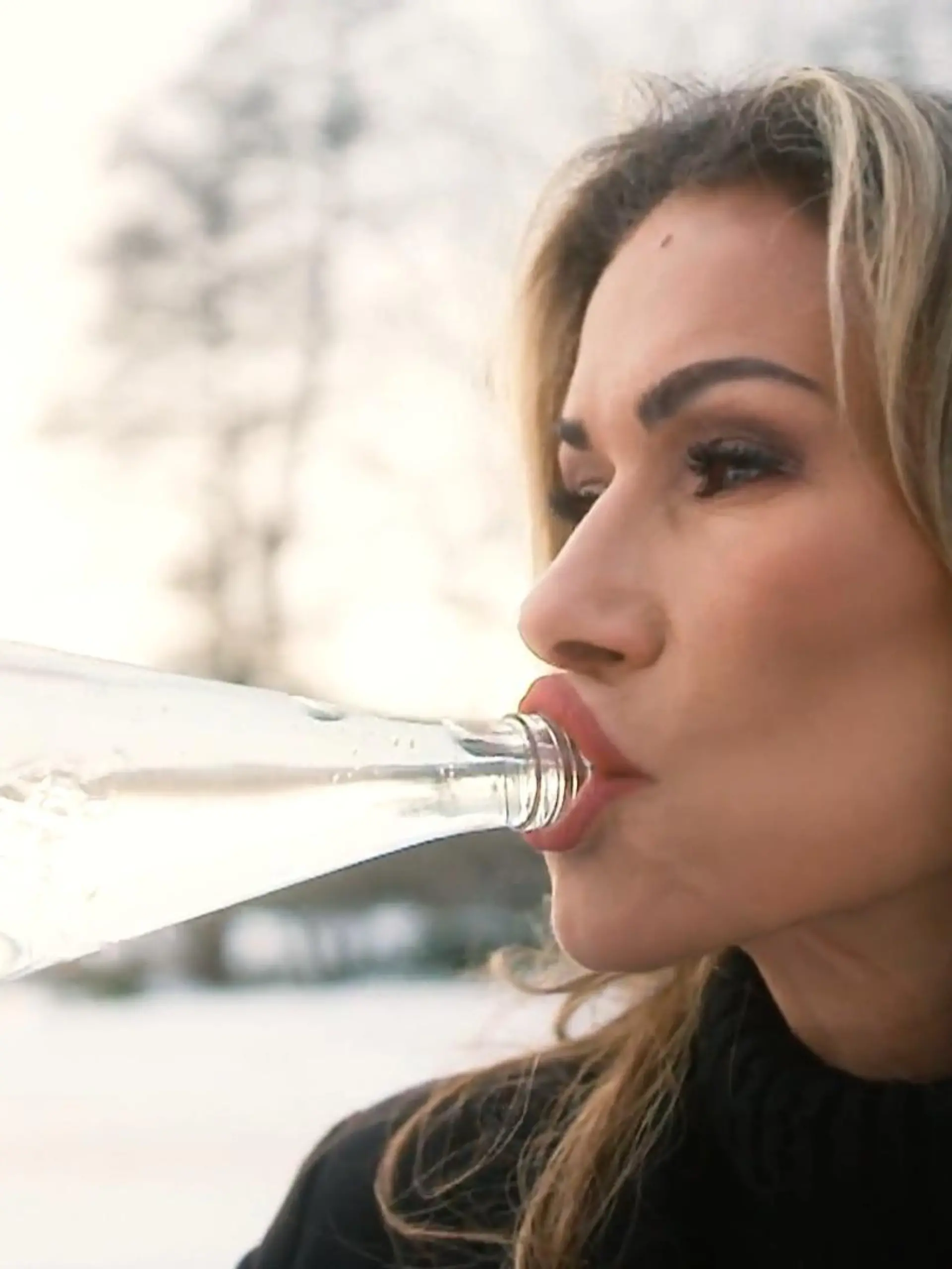 Schauspielerin Yasmina Filali hat einen Monat lang NUR und auch sehr viel Wasser getrunken. Es ist ihr nicht leicht gefallen. Aber der Verzicht auf Kaffee und Co. soll sich positiv auf die Haut auswirken. Ob sich die Qual am Ende gelohnt hat, seht ihr im Video.