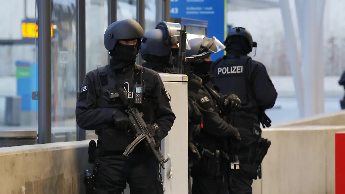 17.02.2024, Nordrhein-Westfalen, Wuppertal: Polizisten mit Spezialausrüstung sind am Bahnhof im Einsatz. Die Polizei hat im Wuppertaler Hauptbahnhof einen größeren Einsatz gestartet. Foto: Gianni Gattus/Blaulicht Solingen/dpa +++ dpa-Bildfunk +++