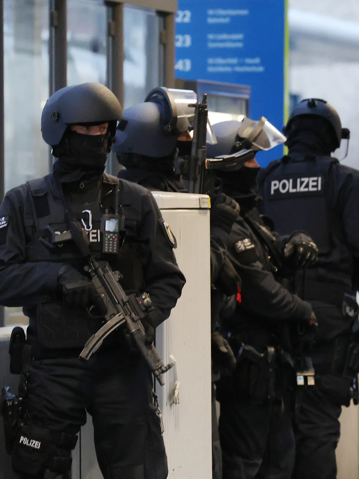 17.02.2024, Nordrhein-Westfalen, Wuppertal: Polizisten mit Spezialausrüstung sind am Bahnhof im Einsatz. Die Polizei hat im Wuppertaler Hauptbahnhof einen größeren Einsatz gestartet. Foto: Gianni Gattus/Blaulicht Solingen/dpa +++ dpa-Bildfunk +++
