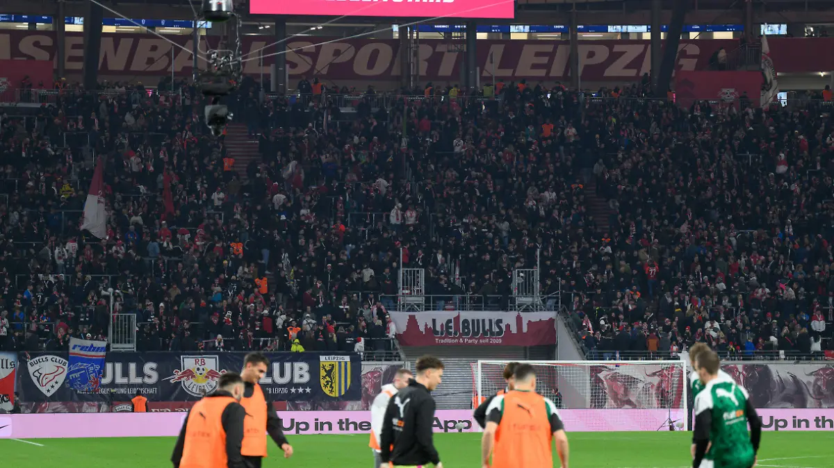 17.02.2024, Sachsen, Leipzig: Fußball: Bundesliga, RB Leipzig - Borussia Mönchengladbach, 22. Spieltag, Red Bull Arena. Der Halbzeitstand wird auf einer Anzeigetafel eingeblendet. Foto: Robert Michael/dpa - WICHTIGER HINWEIS: Gemäß den Vorgaben der DFL Deutsche Fußball Liga bzw. des DFB Deutscher Fußball-Bund ist es untersagt, in dem Stadion und/oder vom Spiel angefertigte Fotoaufnahmen in Form von Sequenzbildern und/oder videoähnlichen Fotostrecken zu verwerten bzw. verwerten zu lassen. +++ dpa-Bildfunk +++
