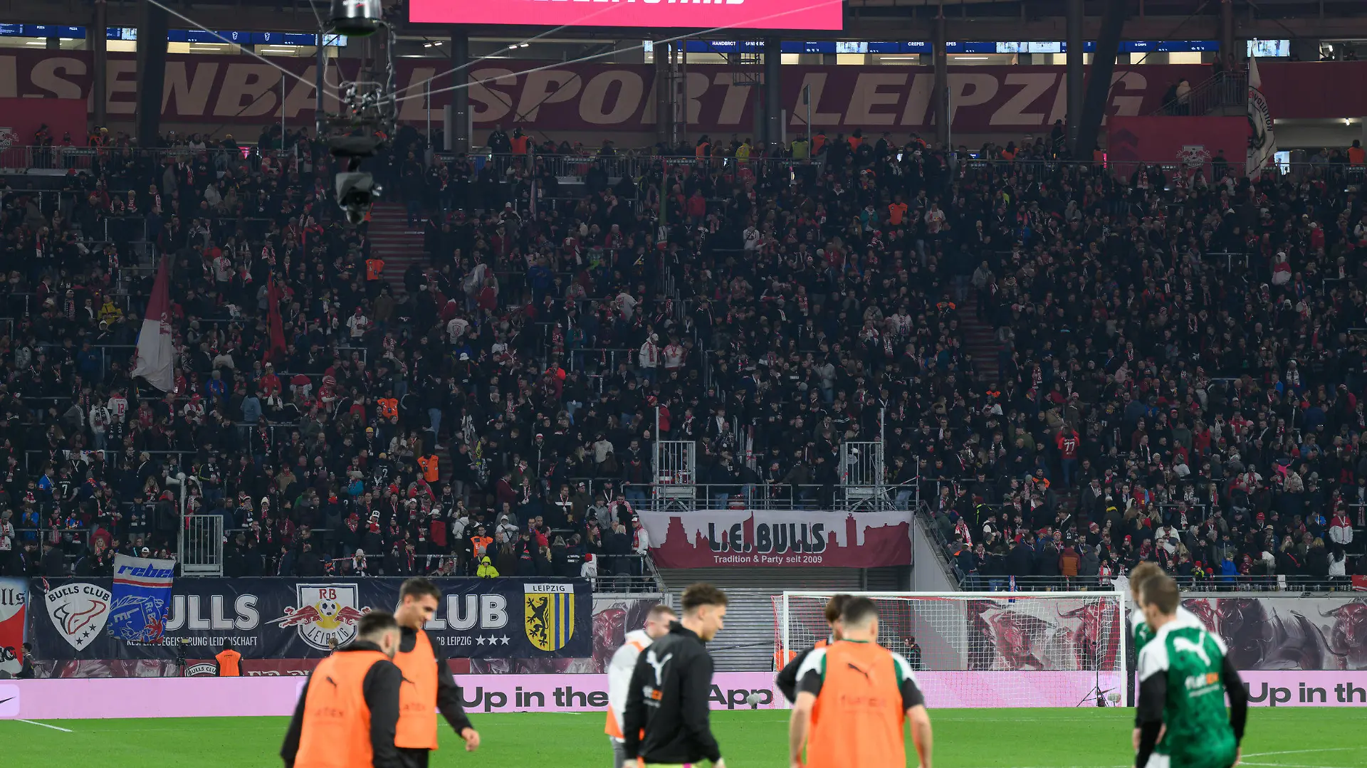 17.02.2024, Sachsen, Leipzig: Fußball: Bundesliga, RB Leipzig - Borussia Mönchengladbach, 22. Spieltag, Red Bull Arena. Der Halbzeitstand wird auf einer Anzeigetafel eingeblendet. Foto: Robert Michael/dpa - WICHTIGER HINWEIS: Gemäß den Vorgaben der DFL Deutsche Fußball Liga bzw. des DFB Deutscher Fußball-Bund ist es untersagt, in dem Stadion und/oder vom Spiel angefertigte Fotoaufnahmen in Form von Sequenzbildern und/oder videoähnlichen Fotostrecken zu verwerten bzw. verwerten zu lassen. +++ dpa-Bildfunk +++