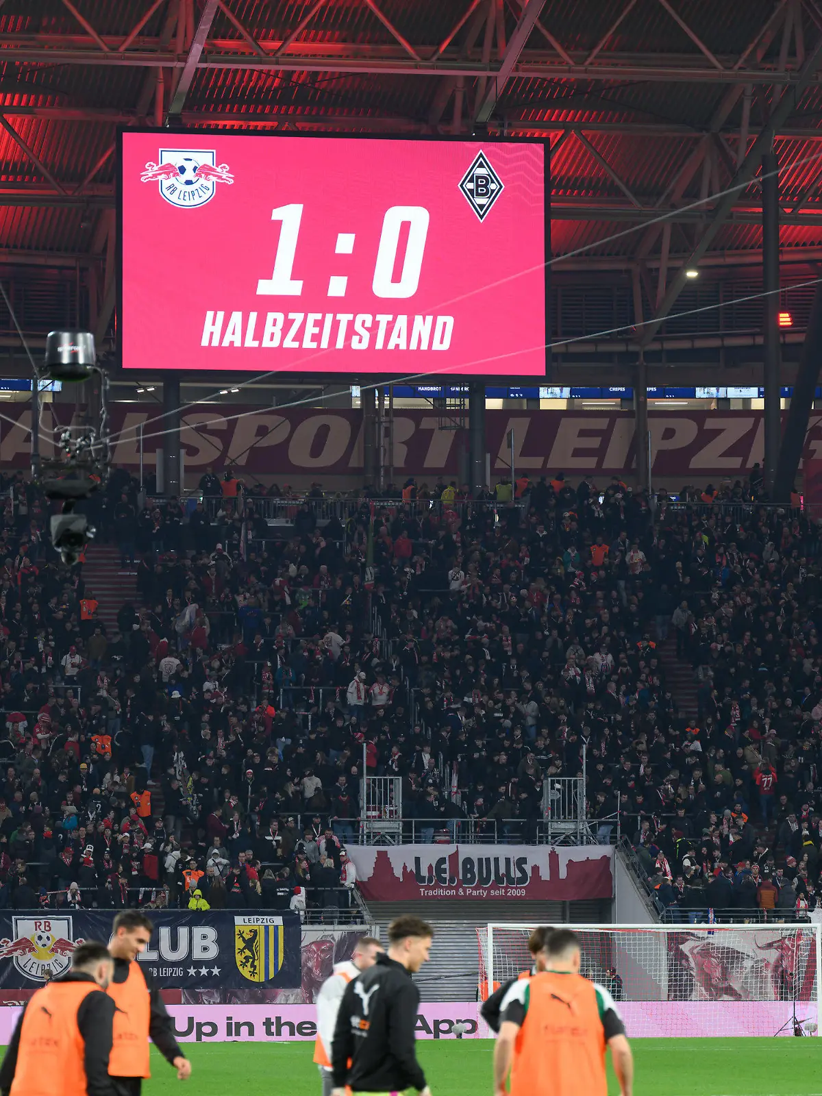 17.02.2024, Sachsen, Leipzig: Fußball: Bundesliga, RB Leipzig - Borussia Mönchengladbach, 22. Spieltag, Red Bull Arena. Der Halbzeitstand wird auf einer Anzeigetafel eingeblendet. Foto: Robert Michael/dpa - WICHTIGER HINWEIS: Gemäß den Vorgaben der DFL Deutsche Fußball Liga bzw. des DFB Deutscher Fußball-Bund ist es untersagt, in dem Stadion und/oder vom Spiel angefertigte Fotoaufnahmen in Form von Sequenzbildern und/oder videoähnlichen Fotostrecken zu verwerten bzw. verwerten zu lassen. +++ dpa-Bildfunk +++
