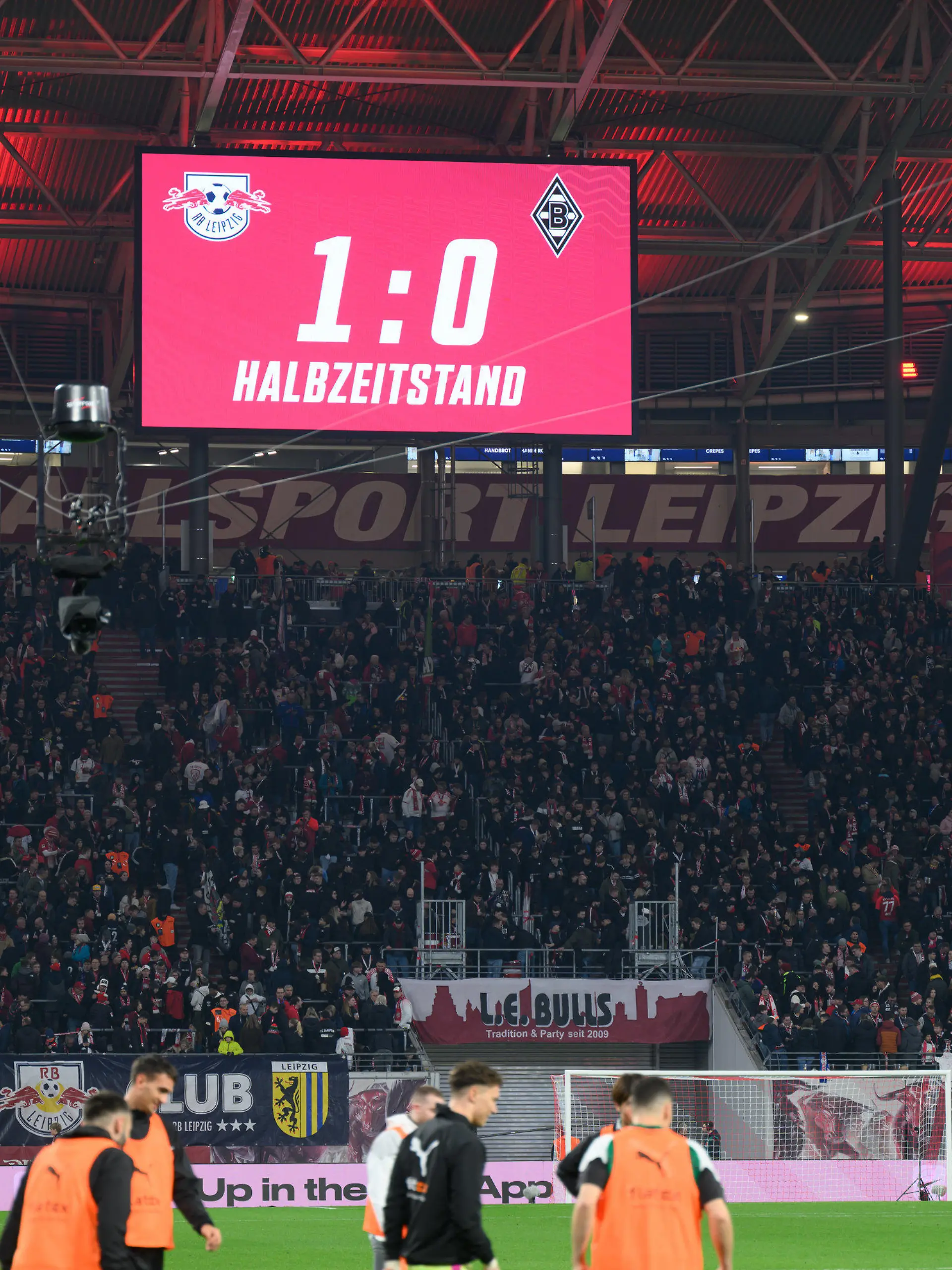 17.02.2024, Sachsen, Leipzig: Fußball: Bundesliga, RB Leipzig - Borussia Mönchengladbach, 22. Spieltag, Red Bull Arena. Der Halbzeitstand wird auf einer Anzeigetafel eingeblendet. Foto: Robert Michael/dpa - WICHTIGER HINWEIS: Gemäß den Vorgaben der DFL Deutsche Fußball Liga bzw. des DFB Deutscher Fußball-Bund ist es untersagt, in dem Stadion und/oder vom Spiel angefertigte Fotoaufnahmen in Form von Sequenzbildern und/oder videoähnlichen Fotostrecken zu verwerten bzw. verwerten zu lassen. +++ dpa-Bildfunk +++