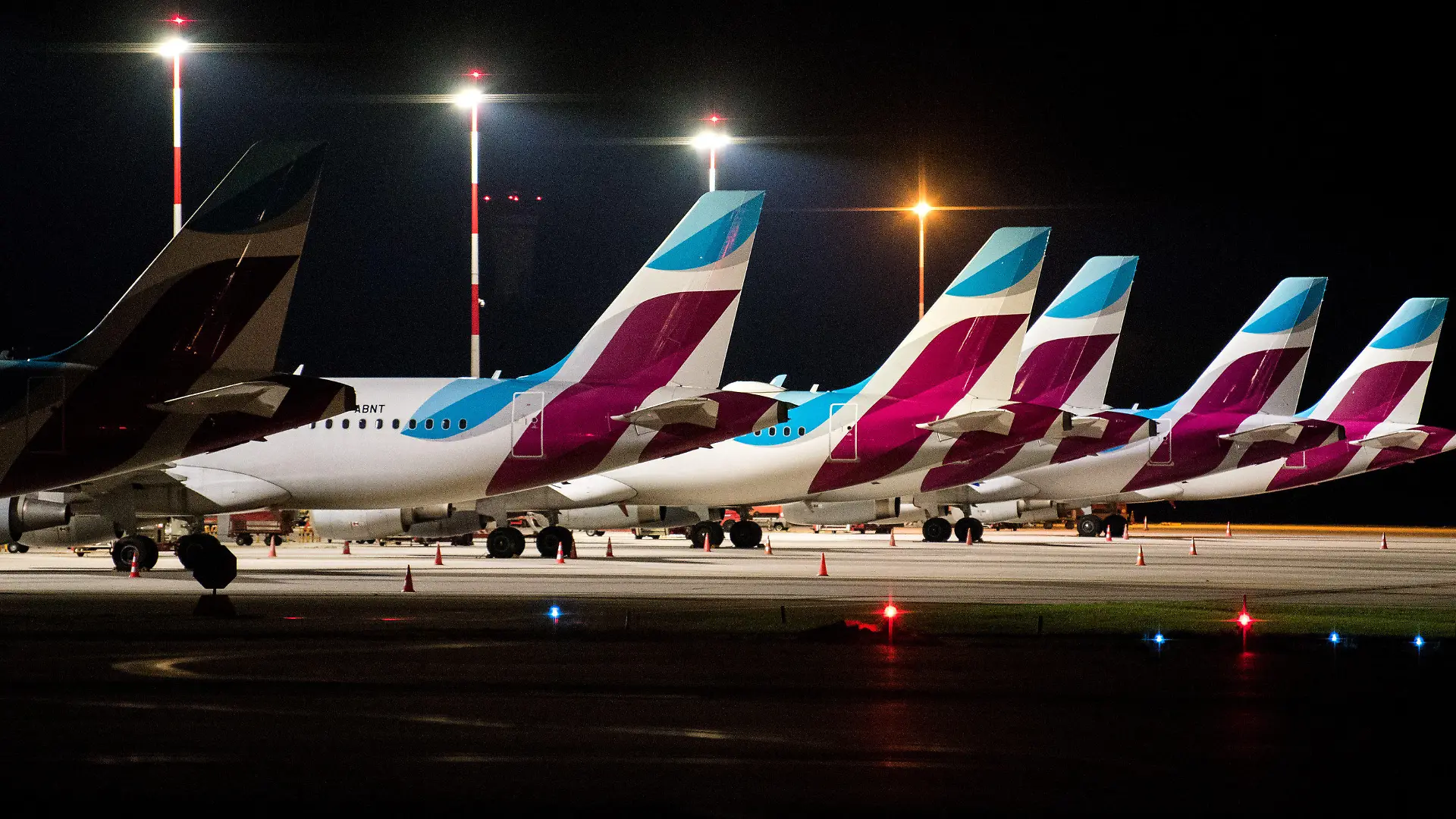 06.10.2022, Hamburg: Flugzeuge der Fluggesellschaft Eurowings stehen auf dem Flughafen. Piloten der Fluggesellschaft Eurowings sind heute in einen ganztägigen Streik getreten. (zu dpa «Pilotenstreik bei Eurowings hat begonnen») (Wiederholung mit verändertem Bildausschnitt) Foto: Daniel Bockwoldt/dpa/Daniel Bockwoldt +++ dpa-Bildfunk +++