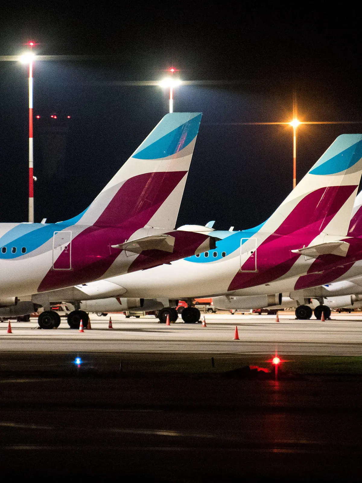 06.10.2022, Hamburg: Flugzeuge der Fluggesellschaft Eurowings stehen auf dem Flughafen. Piloten der Fluggesellschaft Eurowings sind heute in einen ganztägigen Streik getreten. (zu dpa «Pilotenstreik bei Eurowings hat begonnen») (Wiederholung mit verändertem Bildausschnitt) Foto: Daniel Bockwoldt/dpa/Daniel Bockwoldt +++ dpa-Bildfunk +++