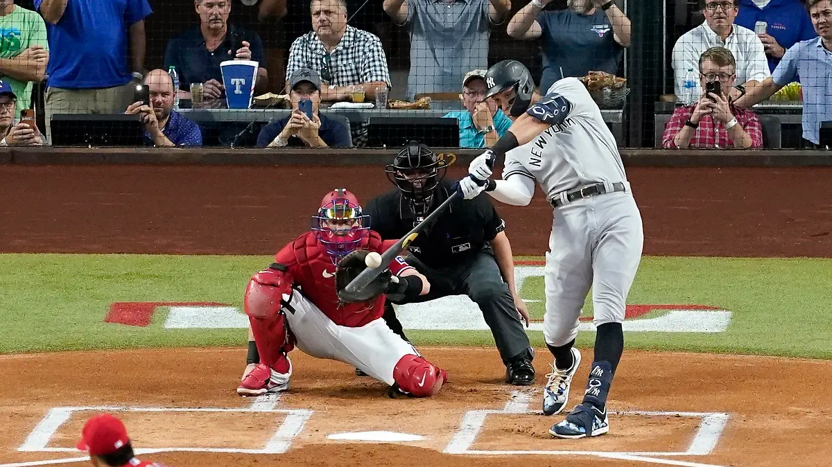 04.10.2022, USA, Arlington: Baseball: MLB-Profiliga, Texas Rangers - New York Yankees. Aaron Judge von den New York Yankees schlägt einen Solo-Home-Run, seinen 62. in dieser Saison. Mit diesem Homerun stellte Judge den American-League-Rekord für Homeruns in einer Saison auf und überholte damit Roger Maris. Foto: Tony Gutierrez/AP/dpa +++ dpa-Bildfunk +++