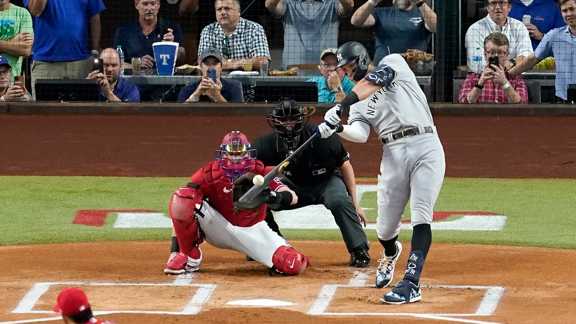04.10.2022, USA, Arlington: Baseball: MLB-Profiliga, Texas Rangers - New York Yankees. Aaron Judge von den New York Yankees schlägt einen Solo-Home-Run, seinen 62. in dieser Saison. Mit diesem Homerun stellte Judge den American-League-Rekord für Homeruns in einer Saison auf und überholte damit Roger Maris. Foto: Tony Gutierrez/AP/dpa +++ dpa-Bildfunk +++