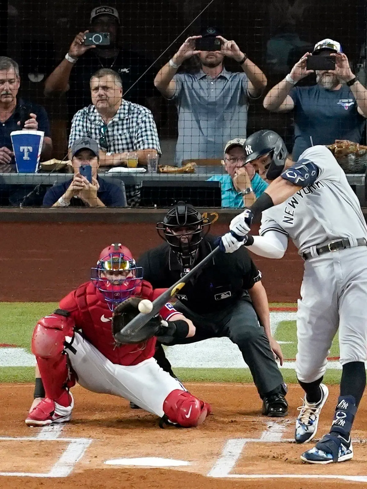 04.10.2022, USA, Arlington: Baseball: MLB-Profiliga, Texas Rangers - New York Yankees. Aaron Judge von den New York Yankees schlägt einen Solo-Home-Run, seinen 62. in dieser Saison. Mit diesem Homerun stellte Judge den American-League-Rekord für Homeruns in einer Saison auf und überholte damit Roger Maris. Foto: Tony Gutierrez/AP/dpa +++ dpa-Bildfunk +++