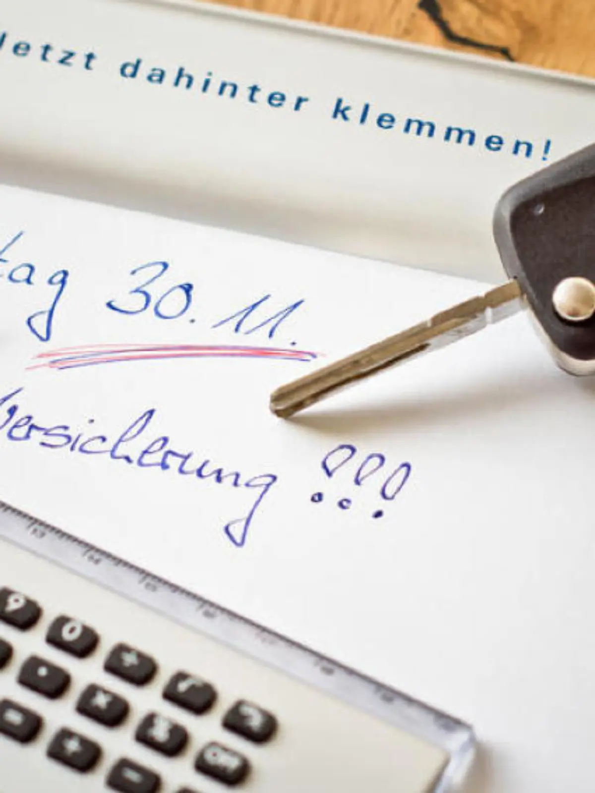 Wir müssen gerade sparen, wo es geht. Bei der Auto-Versicherung zum Beispiel. Das bedeutet ein bisschen Zeit, die Sie investieren müssen - aber das lohnt sich, wie Ihnen Uwe Bradke und Kathrin Zappe zusammen mit unserem Verbraucherexperten Ron Perduss im Videobeitrag zeigen.