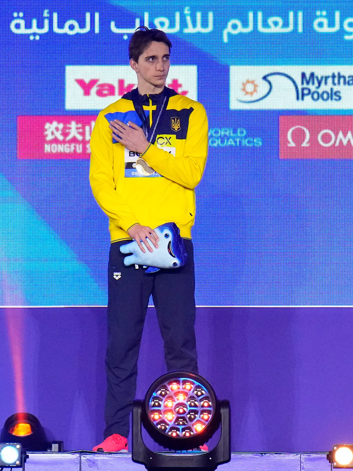 17.02.2024, Katar, Doha: Schwimmen: Weltmeisterschaft, 50 m Freistil, Männer, Finale: Wladyslaw Buchow aus der Ukraine steht nach seinem Sieg im 50-Meter-Freistil-Finale der Männer auf dem Podium. Foto: Hassan Ammar/AP +++ dpa-Bildfunk +++