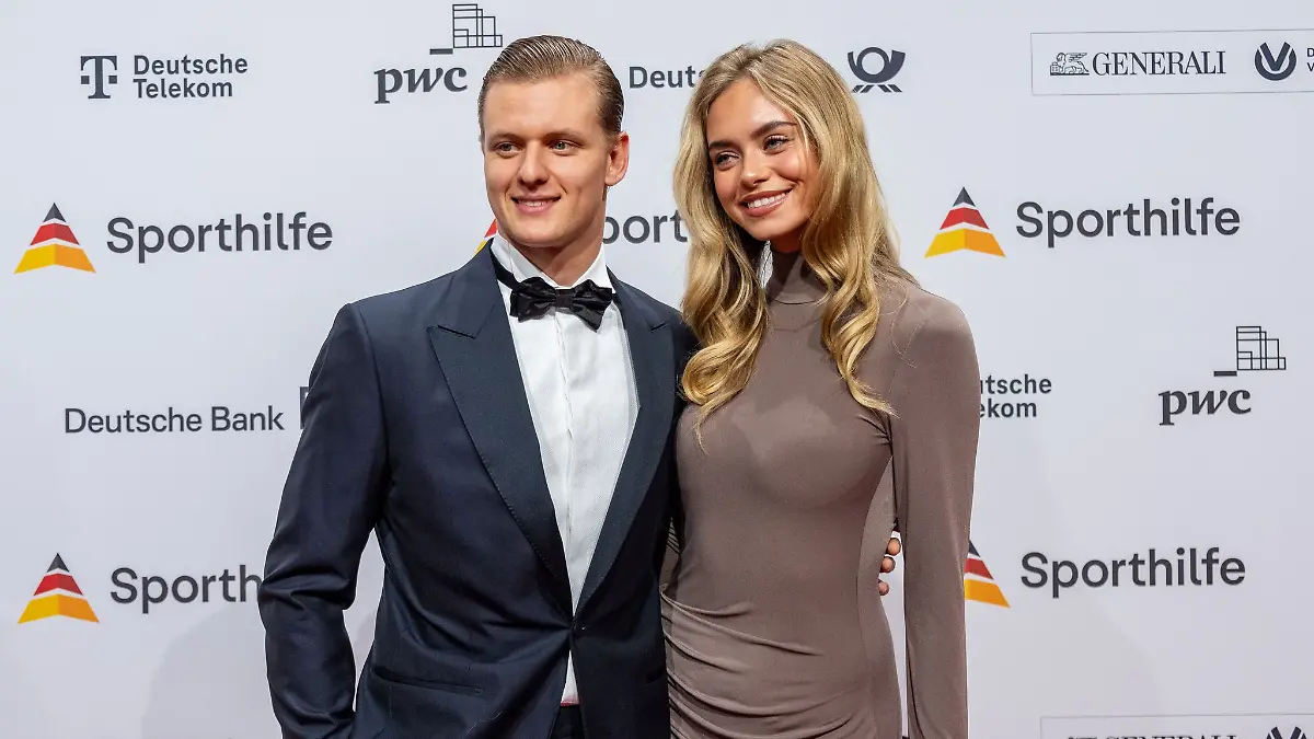 Mick Schumacher und Freundin Laila Hasanovic kommen zum Ball des Sports 2024 in der Frankfurter Festhalle.