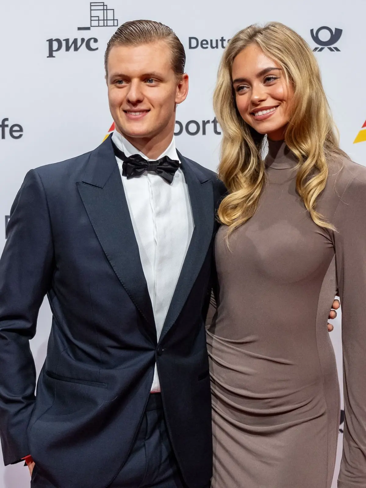 Mick Schumacher und Freundin Laila Hasanovic kommen zum Ball des Sports 2024 in der Frankfurter Festhalle.