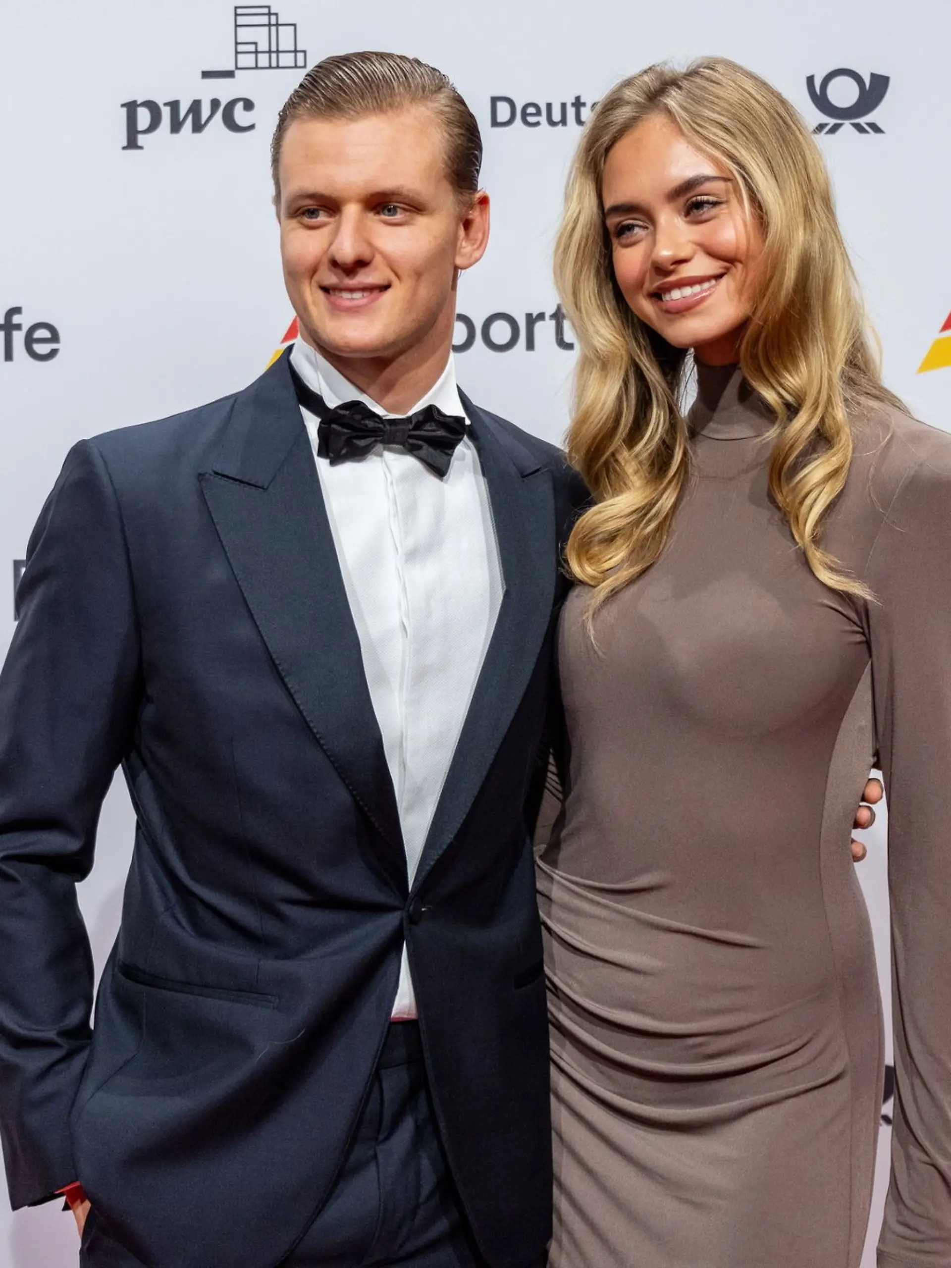 Mick Schumacher und Freundin Laila Hasanovic kommen zum Ball des Sports 2024 in der Frankfurter Festhalle.
