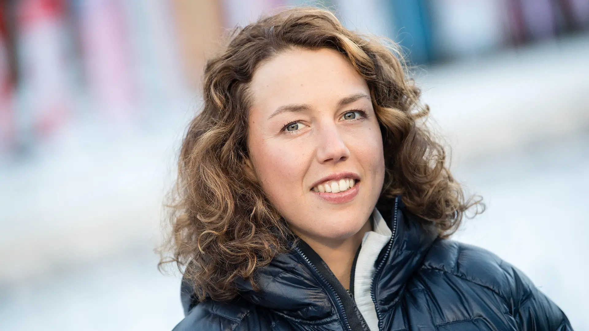 ARCHIV - 15.01.2020, Bayern, Ruhpolding: Biathlon: Weltcup, Sprint 7,5 km, Damen in der Chiemgau Arena. Die ehemalige deutsche Biathletin Laura Dahlmeier steht vor dem Rennen für ein TV-Interview vor der Kamera. Dahlmeier traut den Deutschen bei der WM viel zu. (zu dpa: «Biathlon-WM: Peiffer und Dahlmeier glauben an deutsche Biathleten») Foto: Matthias Balk/dpa +++ dpa-Bildfunk +++