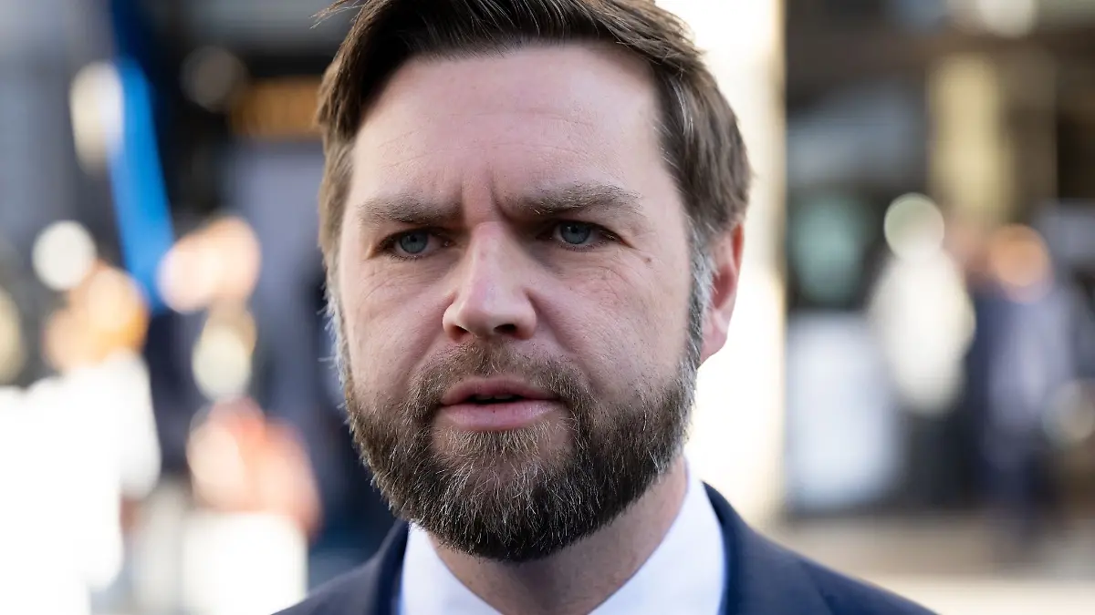 James David „J. D.“ Vance, Senator der Republikanischen Partei in den USA, gibt vor dem Bayerische Hof ein Pressestatement.