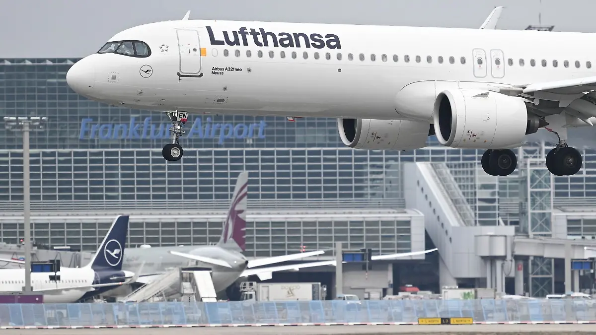 Ein Airbus A321 neo der Lufthansa landet am Frankfurter Flughafen.