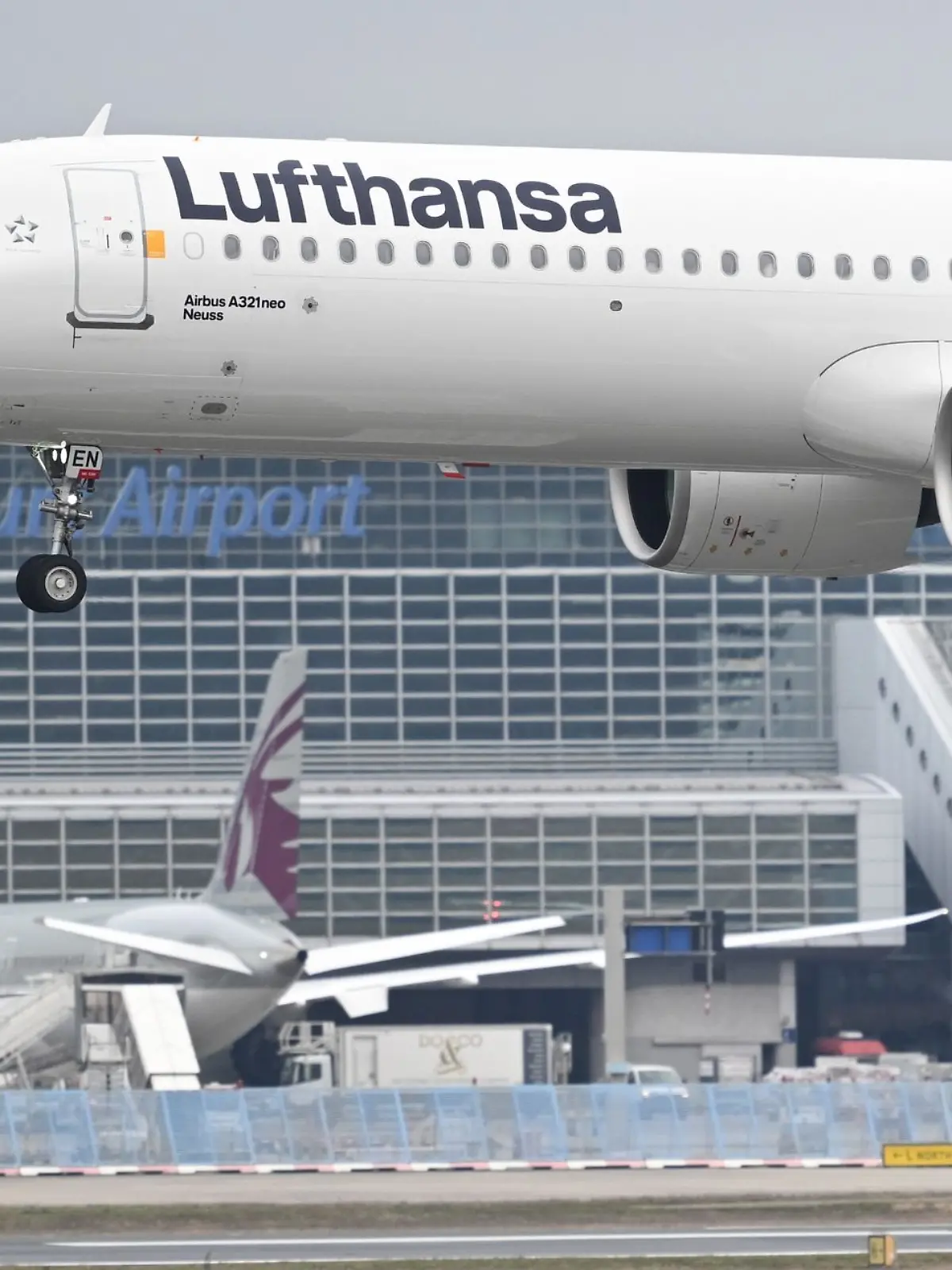 Ein Airbus A321 neo der Lufthansa landet am Frankfurter Flughafen.