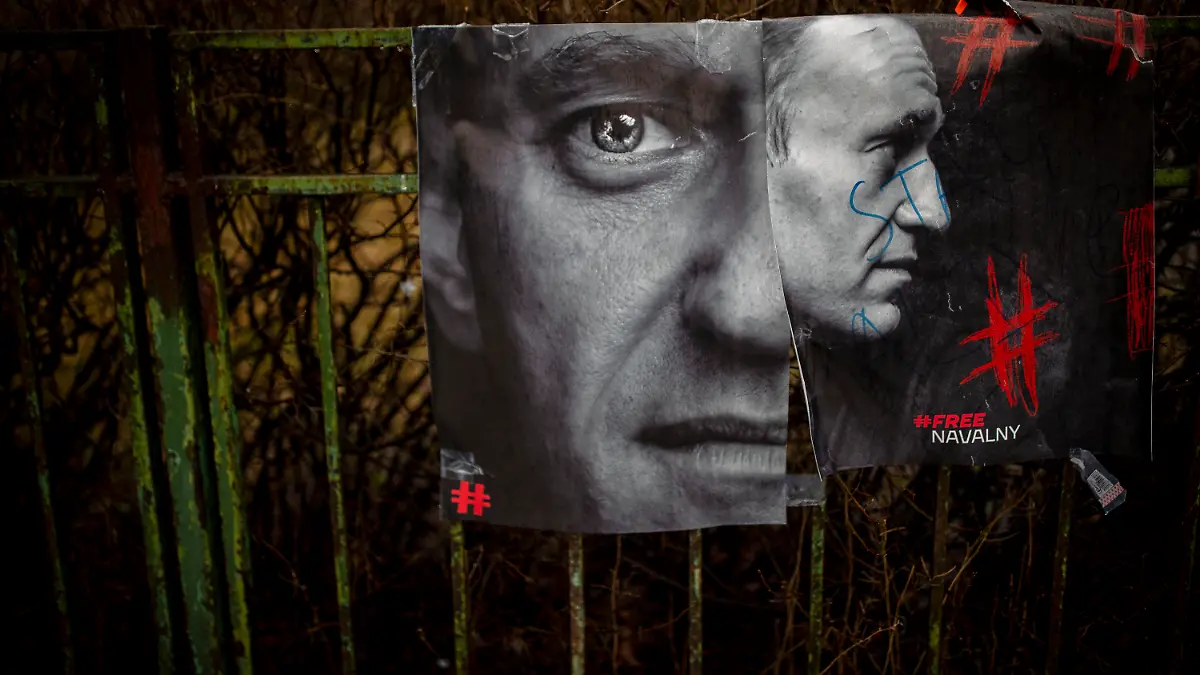 17.02.2024, Litauen, Vilnius: Fotos von Alexej Nawalny hängen am Zaun des Denkmals für die Opfer der sowjetischen Besatzung. Nawalny starb am 16.02.2024 im Alter von 47 Jahren nach Angaben der Justiz in einem sibirischen Straflager. Foto: Mindaugas Kulbis/AP/dpa +++ dpa-Bildfunk +++