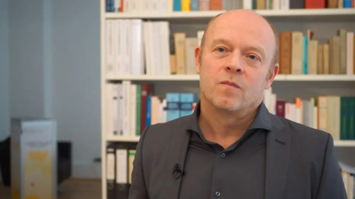 Ein Mann in einer Interviewsituation.