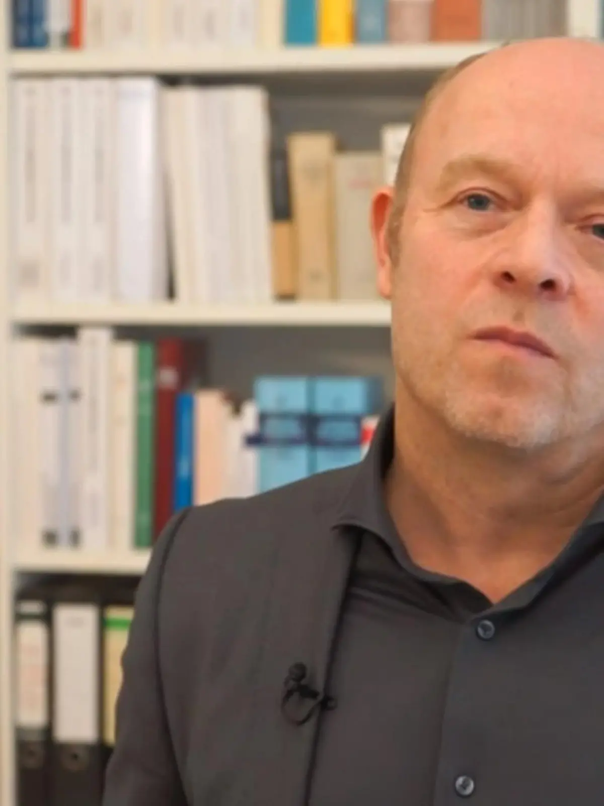 Ein Mann in einer Interviewsituation.