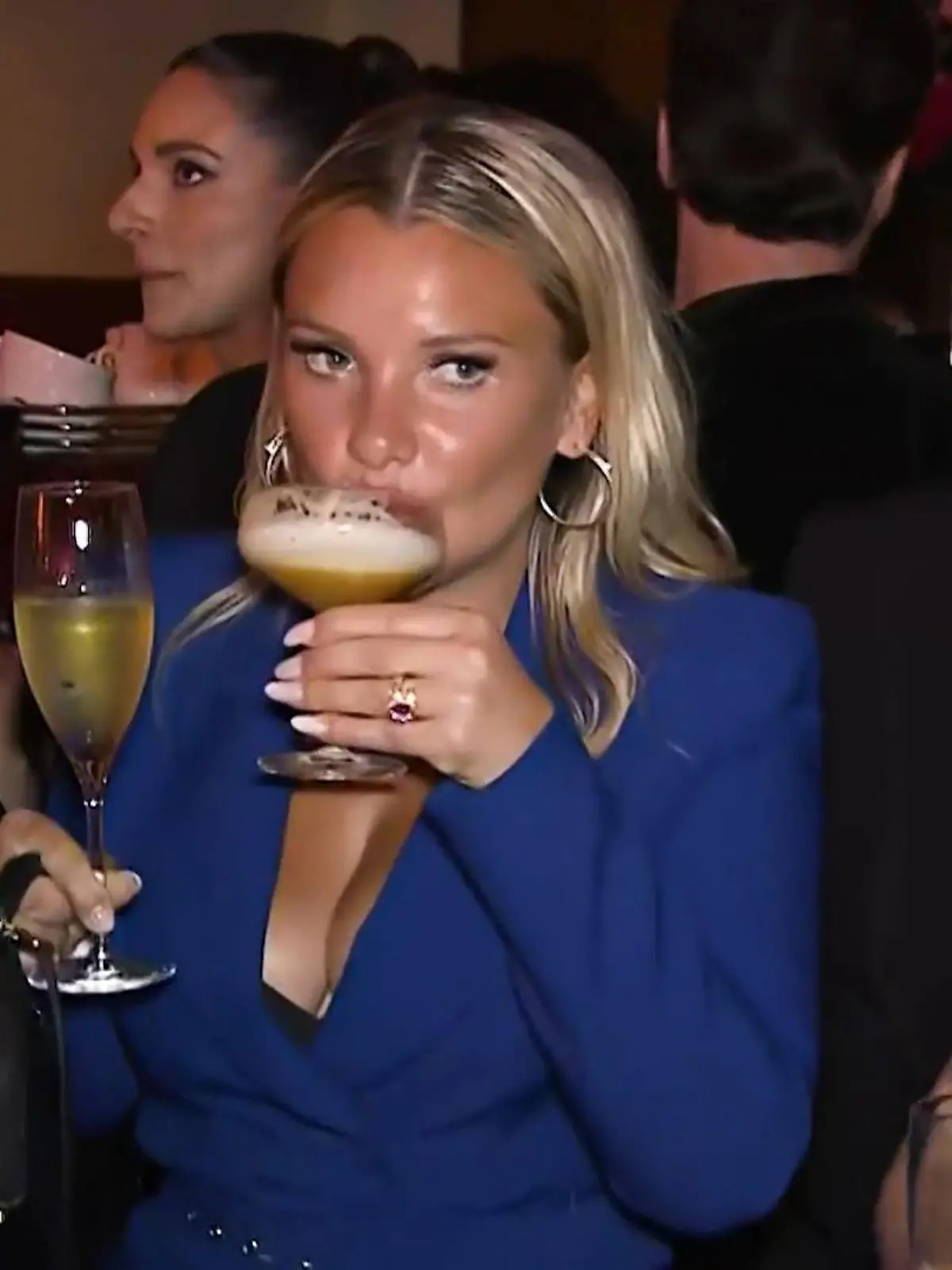 Während tagsüber die Filme gefeiert werden, werden die Nächte bei Veranstaltungen und in Restaurants zum Tag gemacht - und das gleich zehn Tage lang. Die Berlinale stellt das Glamour-Leben in der Hauptstadt auf den Kopf. RTL hat sich mal unter den Promis umgehört: Wie übersteht man diesen Party-Marathon? Was trinkt man? Was trägt man? Und worüber wird getuschelt?