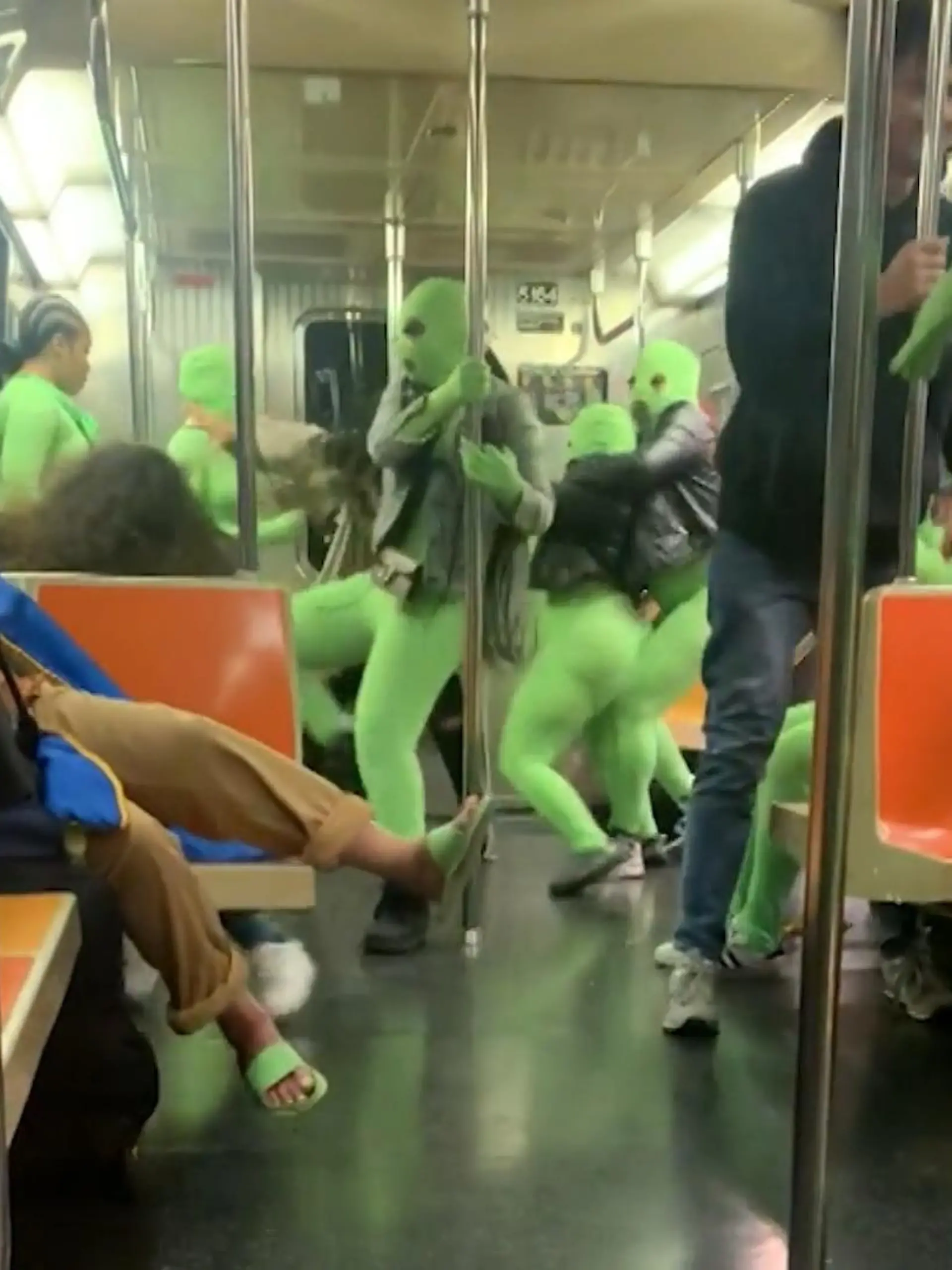 "Green Goblin Gang" nennt sich eine skrupellose Bande, die in einer New Yorker U-Bahn zwei 19-jährige Frauen geschlagen und ausgeraubt hat. Die grotesken Aufnahmen vom Überfall verbreiten sich gerade im Netz und sorgen für Sprachlosigkeit. Im Video ist zu sehen, wie mindestens sechs in neongrünen Ganzkörperanzügen verkleidete Frauen auf die Fahrgäste losgehen. Sie mussten verletzt in ein Krankenhaus gebracht werden. Skandalös: Niemand der anderen Fahrgäste kam den Opfern zu Hilfe.