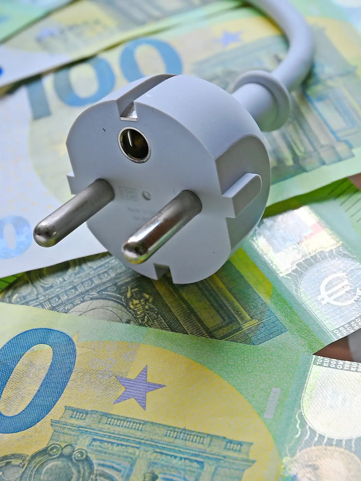 Themenbild:Strompreis und Gaspreis sind Inflationstreiber und treiben die Lebenshaltungskosten der Buerger in ungeahnte Hoehen. Ein Stromstecker liegt auf Geldscheinen, die wiederum auf einem Heizkoerper mit Thermostat liegen. Heizkosten.Thermostat,Heizkoerper,Symbolfoto,Heizkosten,Heizkoerper,Radiator,Winter,Nebenkosten,Wohnnebenkosten,Nachzahlung,Nebenkostennachzahlung,Heizkostennachzahlung,Mieter,Mietnebenkosten,Heizkostenvorauszahlung,Heizung. ?