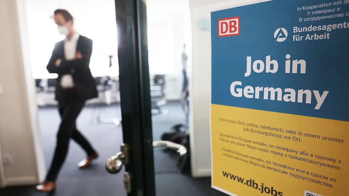 Ein Mann geht in einem Jobberatungszentrum an einem Plakat mit der Aufschrift «Job in Germany» vorbei.