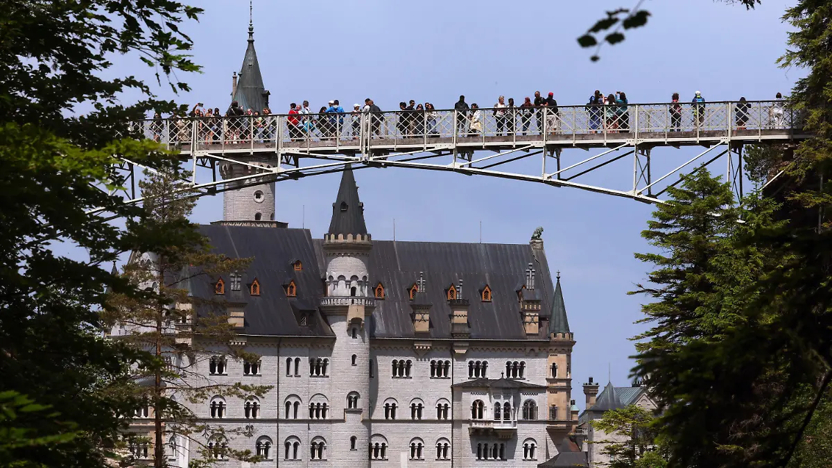 ARCHIV - 16.06.2023, Bayern, Schwangau: Touristen stehen auf der Marienbrücke vor dem Schloss Neuschwanstein. (zu dpa: «Gericht verhandelt Gewalttat an Touristinnen bei Neuschwanstein») Foto: Karl-Josef Hildenbrand/dpa +++ dpa-Bildfunk +++