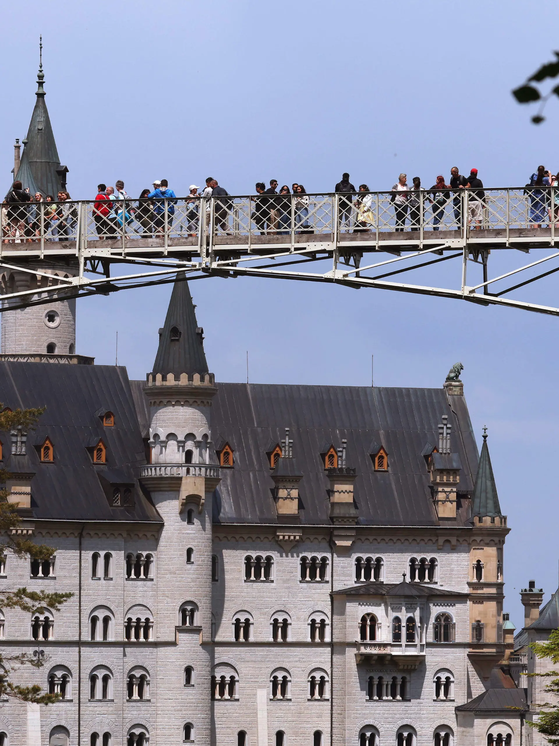 ARCHIV - 16.06.2023, Bayern, Schwangau: Touristen stehen auf der Marienbrücke vor dem Schloss Neuschwanstein. (zu dpa: «Gericht verhandelt Gewalttat an Touristinnen bei Neuschwanstein») Foto: Karl-Josef Hildenbrand/dpa +++ dpa-Bildfunk +++
