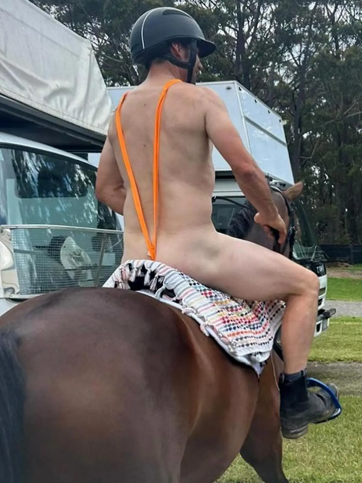 Reiter Shane Rose (50) im Borat-Kostüm.