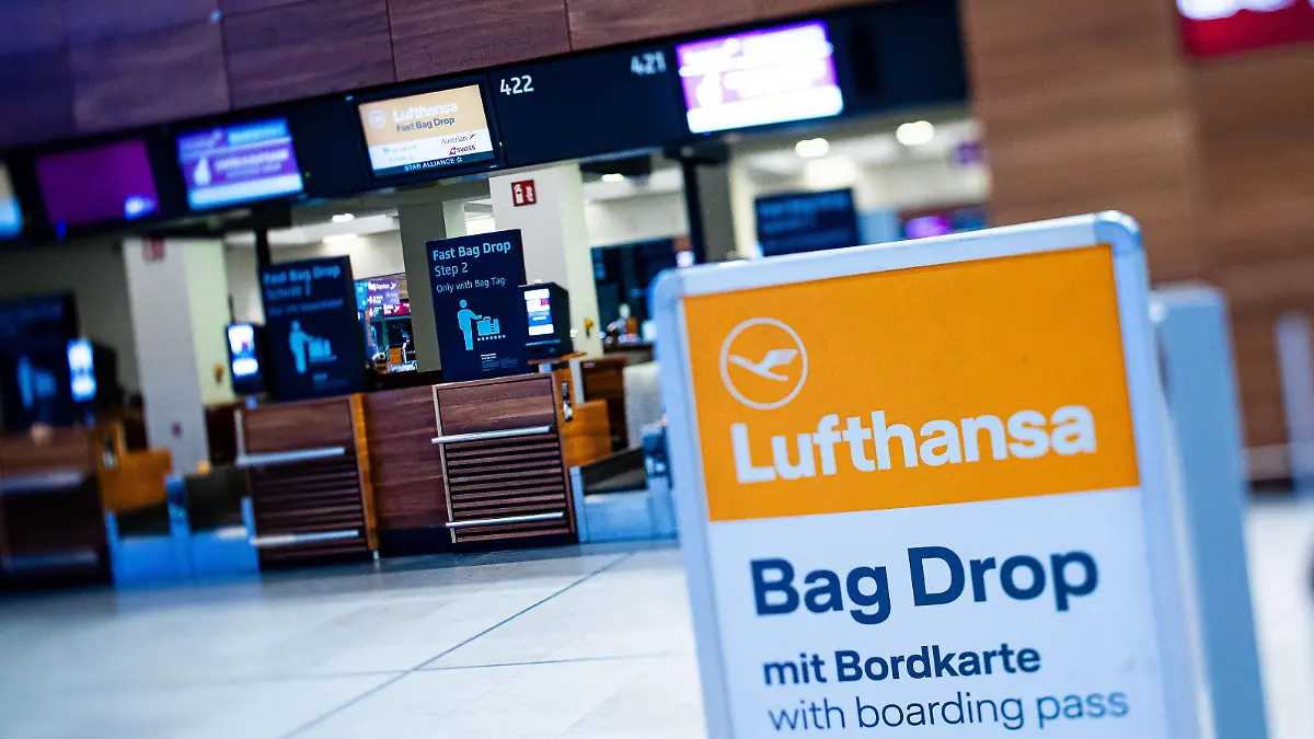 Das Logo der Lufthansa am Flughafen Berlin Brandenburg wahrend einem Streik der Lufthansa Mitarbeiter am 07. Februar 2024 in Schönefeld, Brandenburg. Streik am Flughafen Berlin Brandenburg *** The Lufthansa logo at Berlin Brandenburg Airport during a strike by Lufthansa employees on February 07, 2024 in Schönefeld, Brandenburg Strike at Berlin Brandenburg Airport