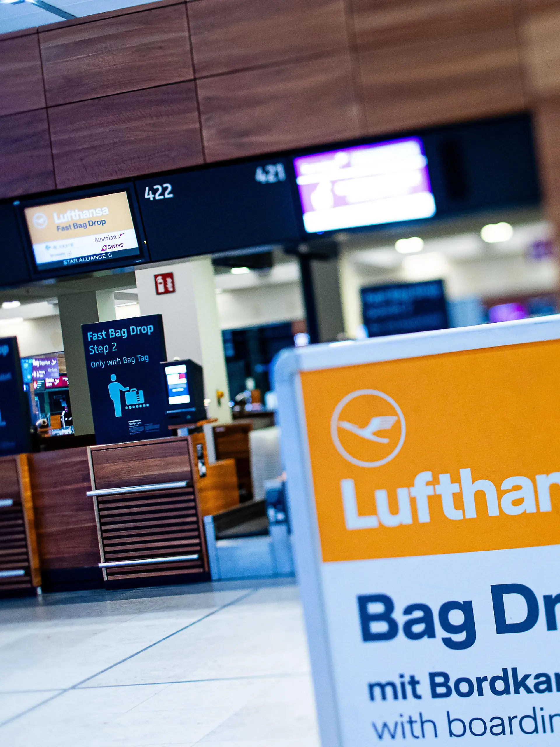 Das Logo der Lufthansa am Flughafen Berlin Brandenburg wahrend einem Streik der Lufthansa Mitarbeiter am 07. Februar 2024 in Schönefeld, Brandenburg. Streik am Flughafen Berlin Brandenburg *** The Lufthansa logo at Berlin Brandenburg Airport during a strike by Lufthansa employees on February 07, 2024 in Schönefeld, Brandenburg Strike at Berlin Brandenburg Airport