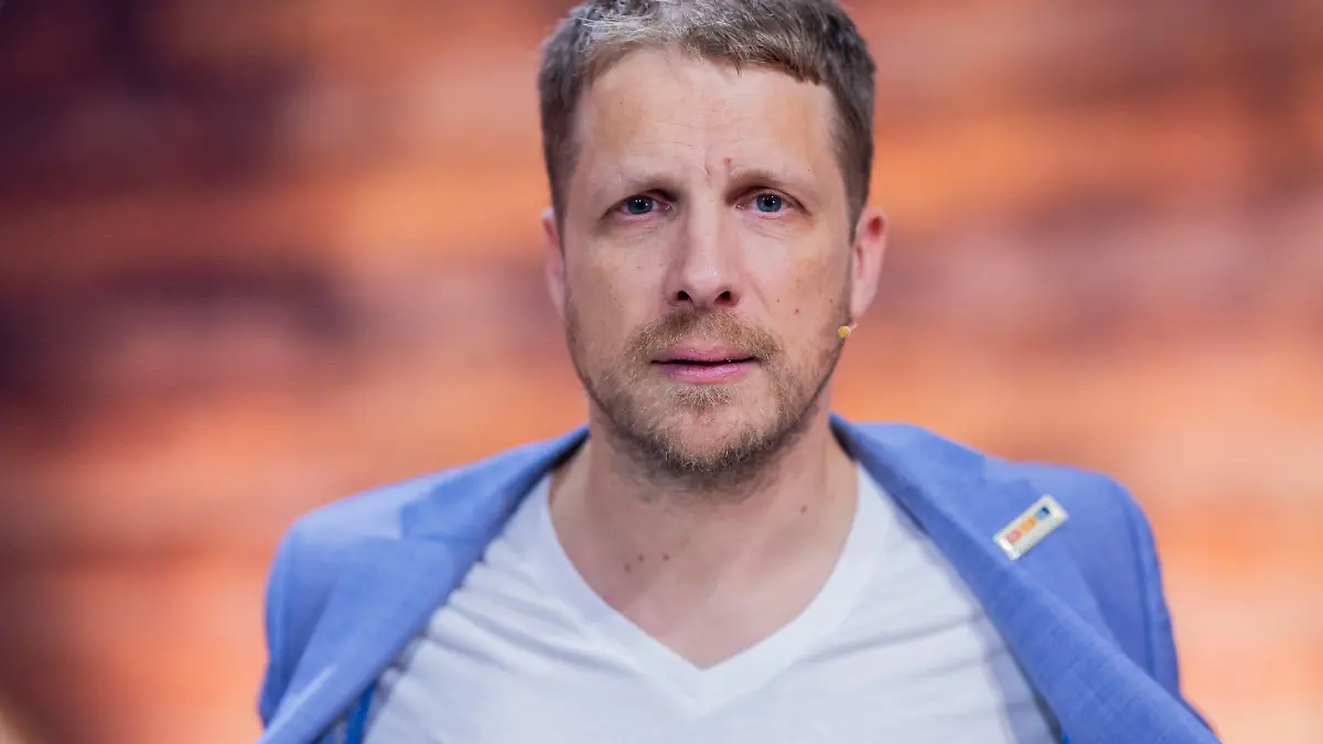 ARCHIV - 17.11.2023, Nordrhein-Westfalen, Hürth: Oliver Pocher, Moderator, nimmt am RTL-Spendenmarathon 2023 teil. Der Komiker hat sich privat mit dem schwer in der Kritik stehenden Schlagersänger Michael Wendler getroffen. (zu dpa: «Pocher trifft den Wendler - und gibt ihm einen Ratschlag») Foto: Rolf Vennenbernd/dpa +++ dpa-Bildfunk +++
