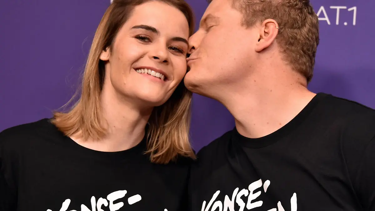 Comedian Hazel Brugger und ihr Mann Thomas Spitzer kommen zur Verleihung des Deutschen Comedypreises 2021 *** Comedian Hazel Brugger and her husband Thomas Spitzer arrive at the 2021 German Comedy Awards ceremony
