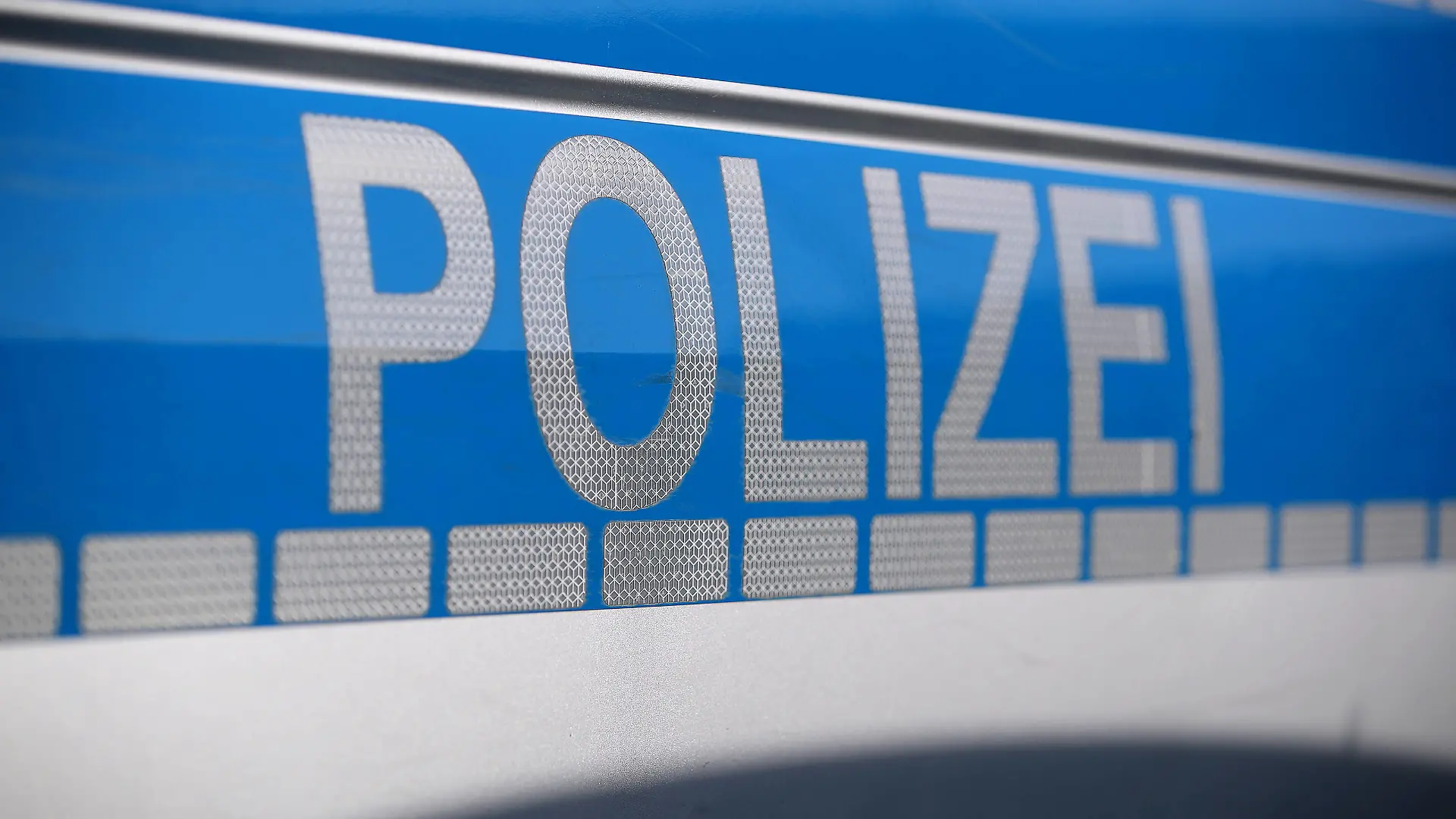 03.12.2023, Düsseldorf, Symbolbild Polizeieinsatz. Schriftzug Polizei in Nahaufnahme auf einem Einsatzwagen am Bahnhof. Das Bundeskriminalamt BKA veröffentlicht jedes Jahr im Frühjahr die neue Statistik. Laut Kriminalstatistik PKS für Großstädte wurden im Vorjahr die meisten Straftaten in Köln, Aachen, Recklinghausen und Dortmund bei der Polizei gemeldet. Besonders kriminalitätsbelastet eingestufte Großstädte Deutschlands - In den Top Ten der gefährlichsten Städte landeten Berlin, Frankfurt am Main, Bremen und Hannover. Nordrhein-Westfalen Deutschland *** 03 12 2023, Düsseldorf, Symbolic image Police operation Close-up of police lettering on an emergency vehicle at a railroad station The Federal Criminal Police Office BKA