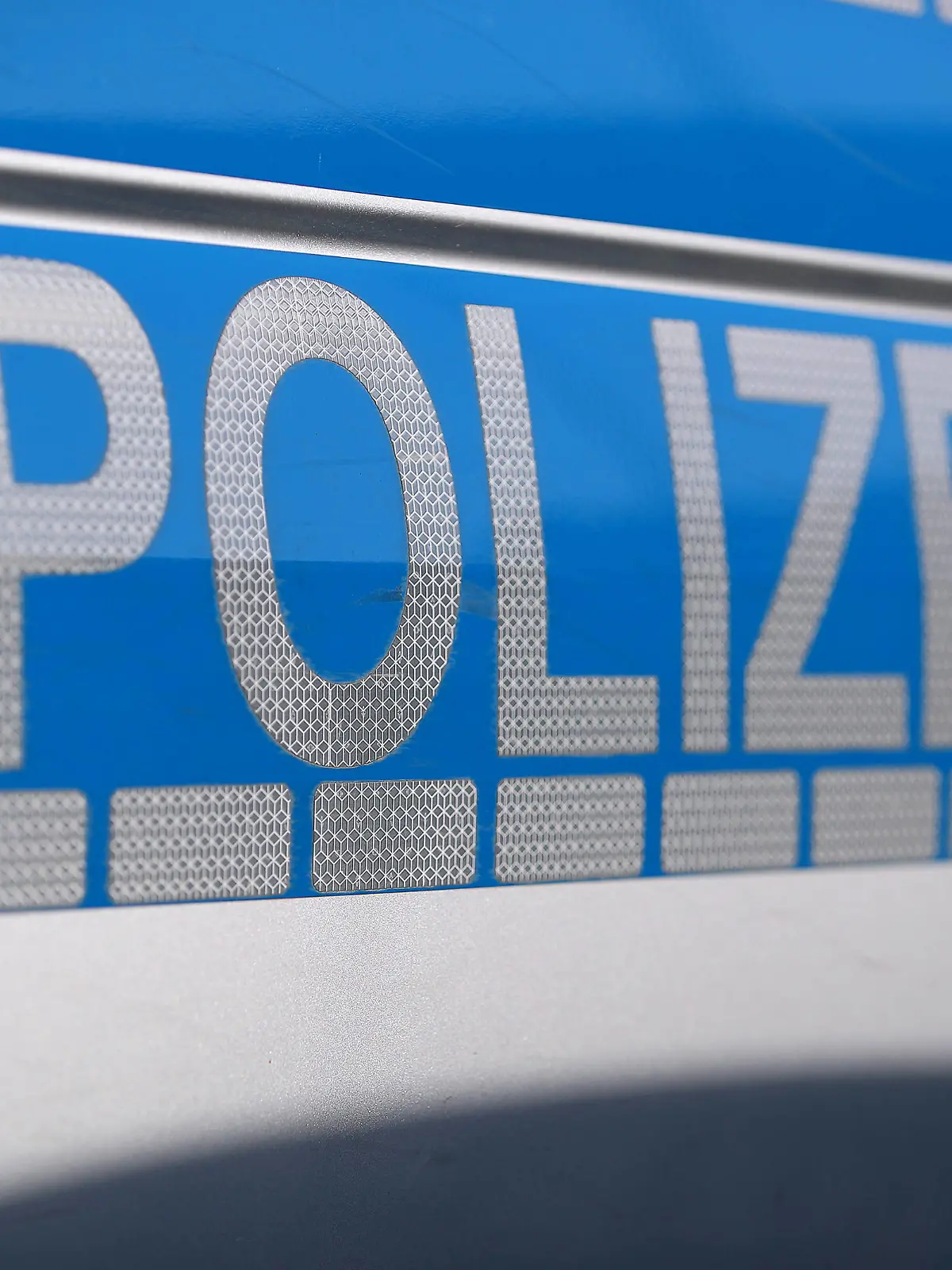 03.12.2023, Düsseldorf, Symbolbild Polizeieinsatz. Schriftzug Polizei in Nahaufnahme auf einem Einsatzwagen am Bahnhof. Das Bundeskriminalamt BKA veröffentlicht jedes Jahr im Frühjahr die neue Statistik. Laut Kriminalstatistik PKS für Großstädte wurden im Vorjahr die meisten Straftaten in Köln, Aachen, Recklinghausen und Dortmund bei der Polizei gemeldet. Besonders kriminalitätsbelastet eingestufte Großstädte Deutschlands - In den Top Ten der gefährlichsten Städte landeten Berlin, Frankfurt am Main, Bremen und Hannover. Nordrhein-Westfalen Deutschland *** 03 12 2023, Düsseldorf, Symbolic image Police operation Close-up of police lettering on an emergency vehicle at a railroad station The Federal Criminal Police Office BKA