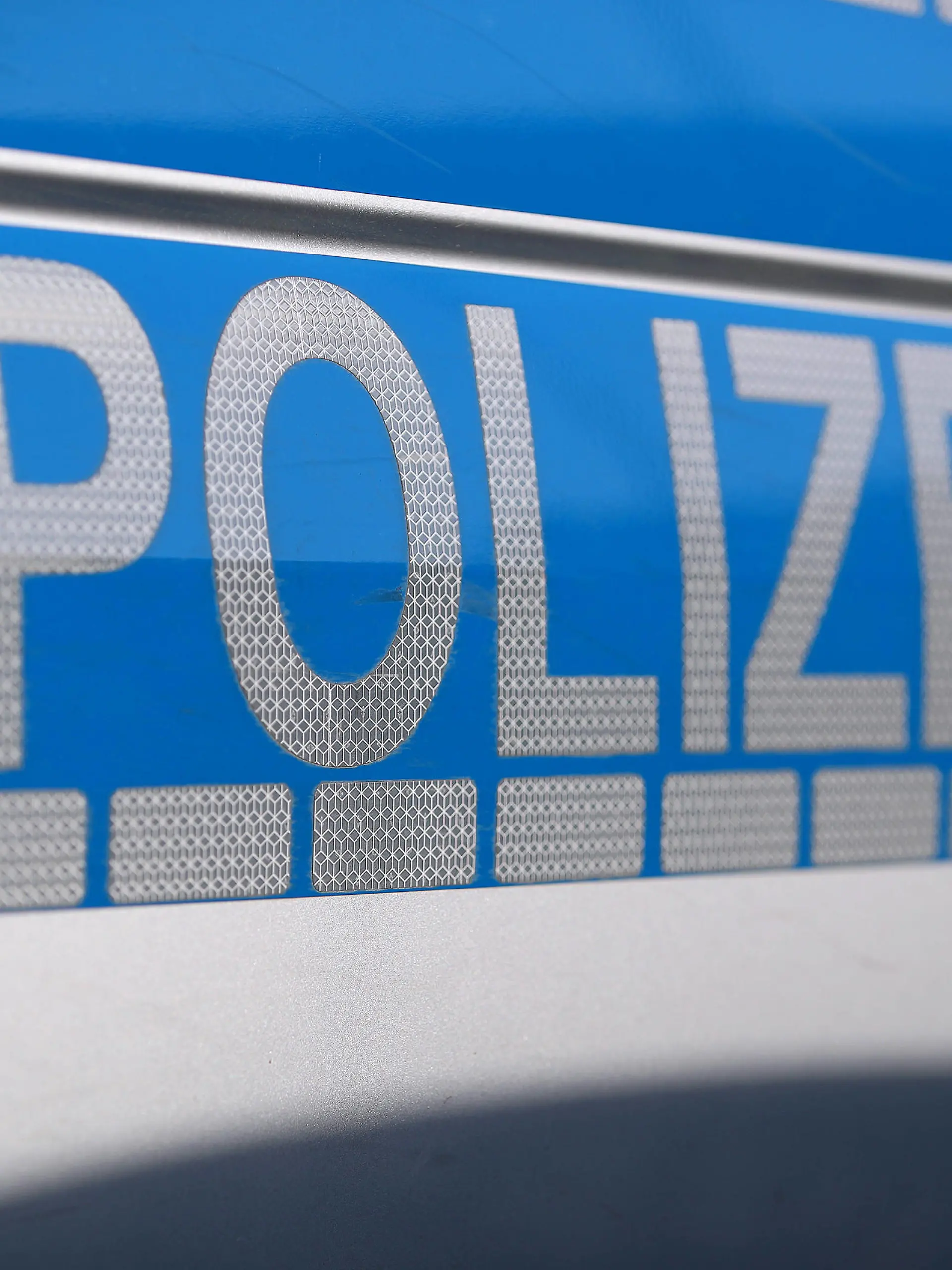 03.12.2023, Düsseldorf, Symbolbild Polizeieinsatz. Schriftzug Polizei in Nahaufnahme auf einem Einsatzwagen am Bahnhof. Das Bundeskriminalamt BKA veröffentlicht jedes Jahr im Frühjahr die neue Statistik. Laut Kriminalstatistik PKS für Großstädte wurden im Vorjahr die meisten Straftaten in Köln, Aachen, Recklinghausen und Dortmund bei der Polizei gemeldet. Besonders kriminalitätsbelastet eingestufte Großstädte Deutschlands - In den Top Ten der gefährlichsten Städte landeten Berlin, Frankfurt am Main, Bremen und Hannover. Nordrhein-Westfalen Deutschland *** 03 12 2023, Düsseldorf, Symbolic image Police operation Close-up of police lettering on an emergency vehicle at a railroad station The Federal Criminal Police Office BKA