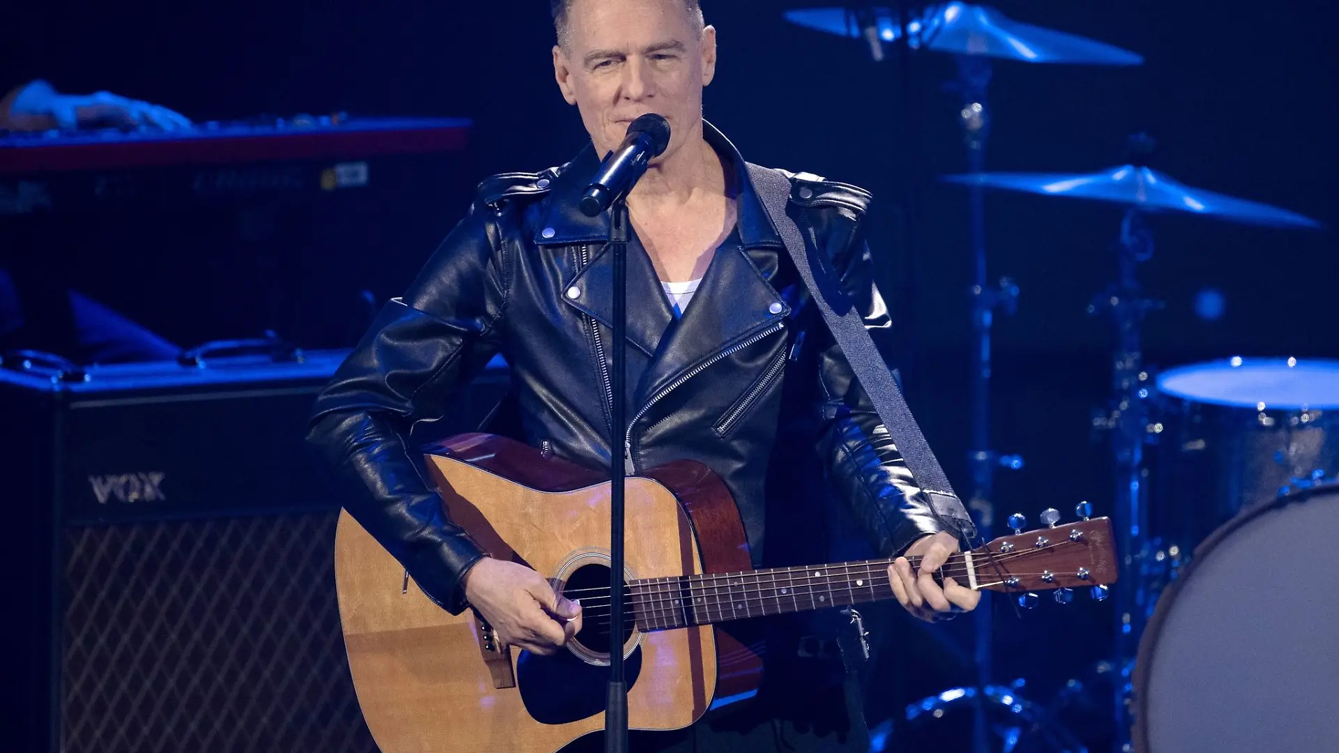 Bryan Adams, Musiker, singt während der TV-Spendengala "Ein Herz für Kinder".