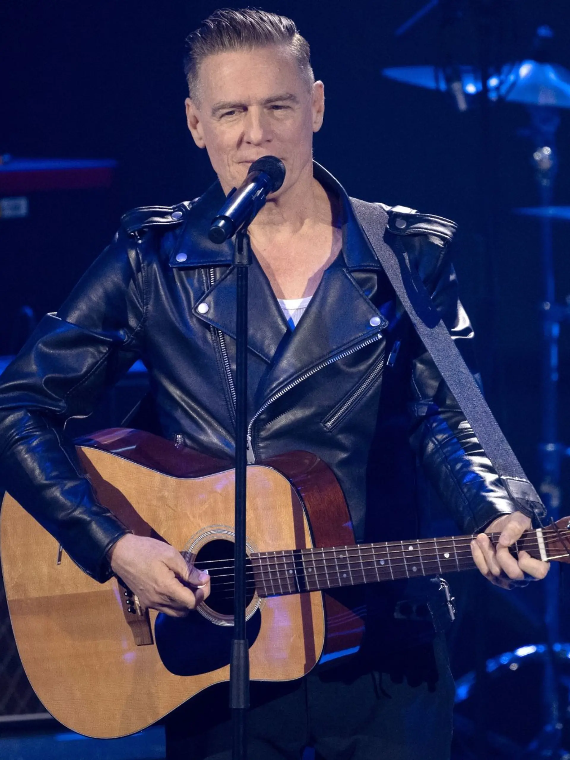 Bryan Adams, Musiker, singt während der TV-Spendengala "Ein Herz für Kinder".