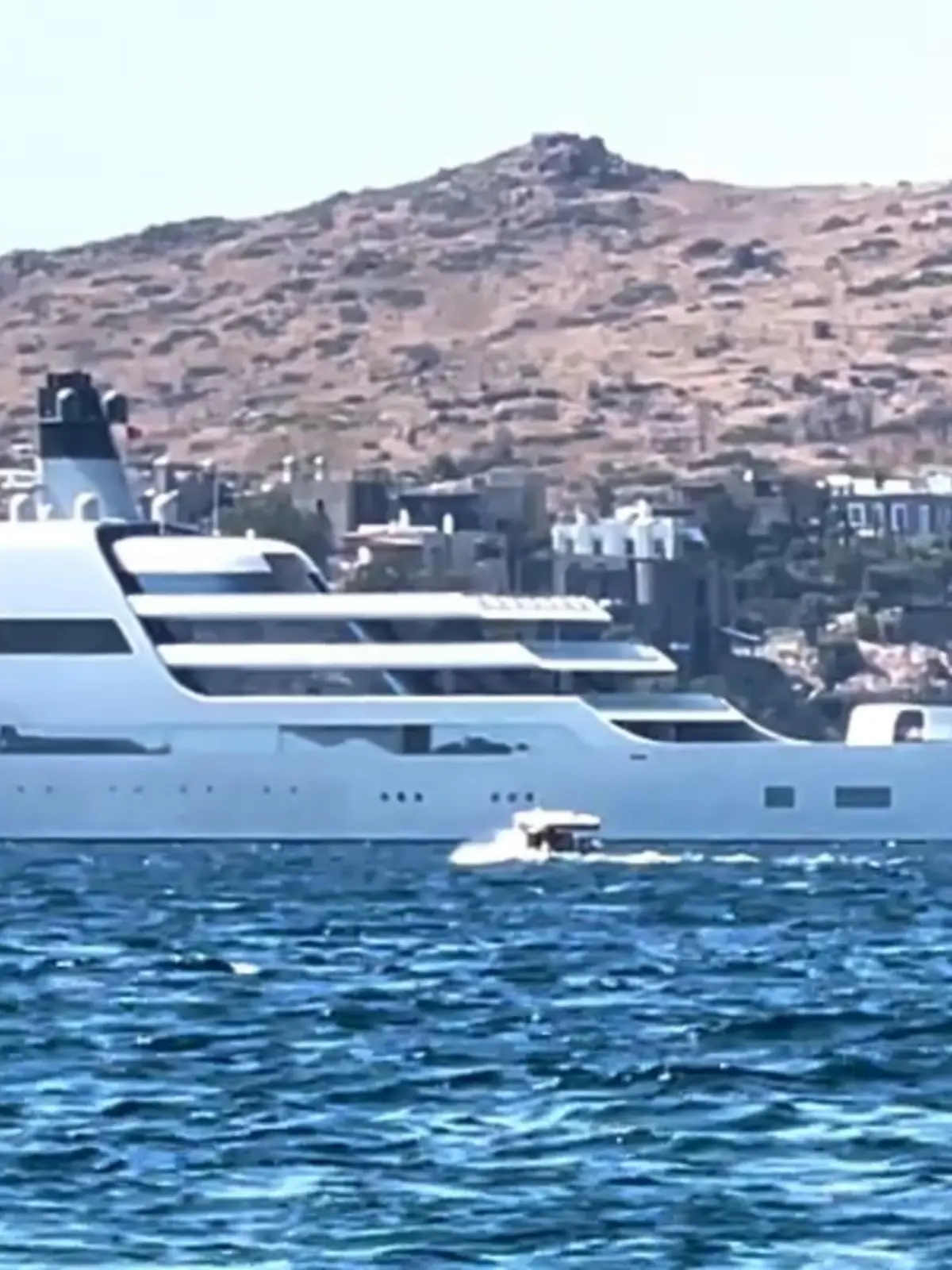 Traumhafte Aussicht, Luxus und absolute Exklusivität: Zig russische Oligarchen halten sich derzeit in der Türkei auf, weil dort keine Sanktionen erhoben werden. Und sie bringen vor allem eins mit: viel Geld. Sämtliche Luxus-Labels wittern hier ihr Geschäft. Was genau das heißt, haben wir uns vor Ort mal angeschaut. Ob nun ein Affe gewünscht wird, eine geometrische Villa - oder das feinste Schweinefleisch inmitten der muslimischen Stadt: Nichts ist unmöglich in der Türkei - wenn man nur genug Geld hat.