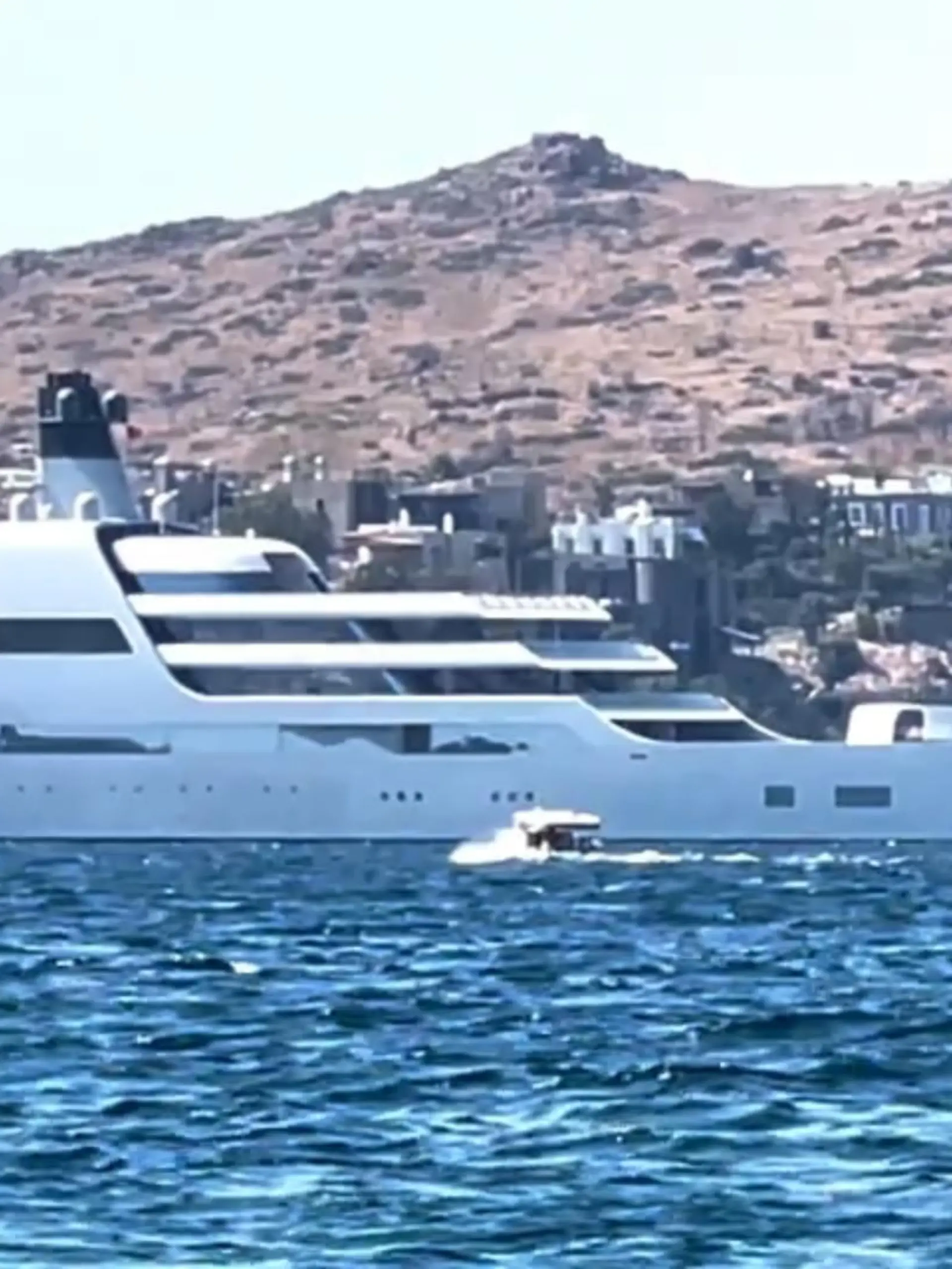 Traumhafte Aussicht, Luxus und absolute Exklusivität: Zig russische Oligarchen halten sich derzeit in der Türkei auf, weil dort keine Sanktionen erhoben werden. Und sie bringen vor allem eins mit: viel Geld. Sämtliche Luxus-Labels wittern hier ihr Geschäft. Was genau das heißt, haben wir uns vor Ort mal angeschaut. Ob nun ein Affe gewünscht wird, eine geometrische Villa - oder das feinste Schweinefleisch inmitten der muslimischen Stadt: Nichts ist unmöglich in der Türkei - wenn man nur genug Geld hat.
